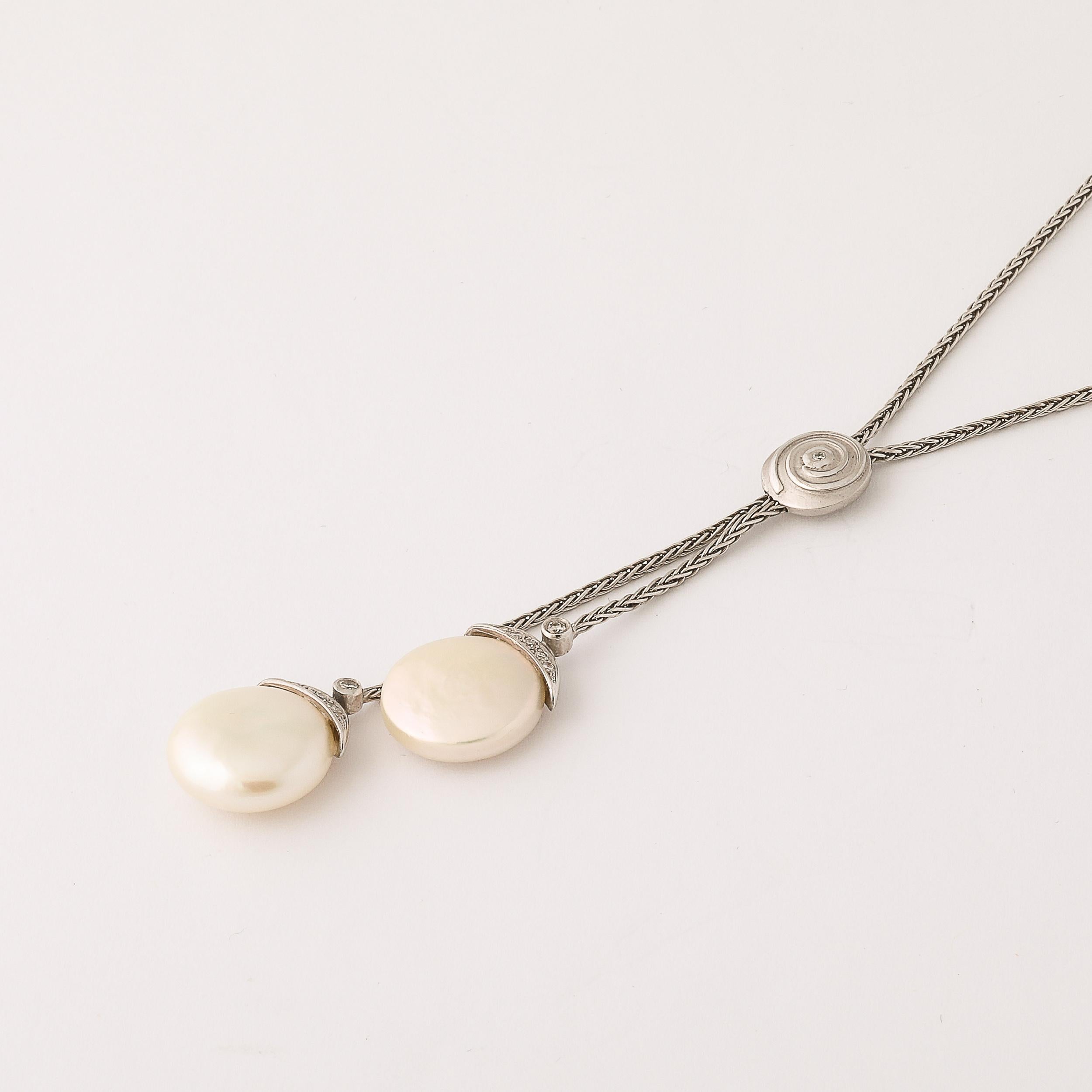 Collana Biwa Flat Coin Pearl in oro bianco 18 carati firmata Yvel In condizioni ottime in vendita a New York, NY