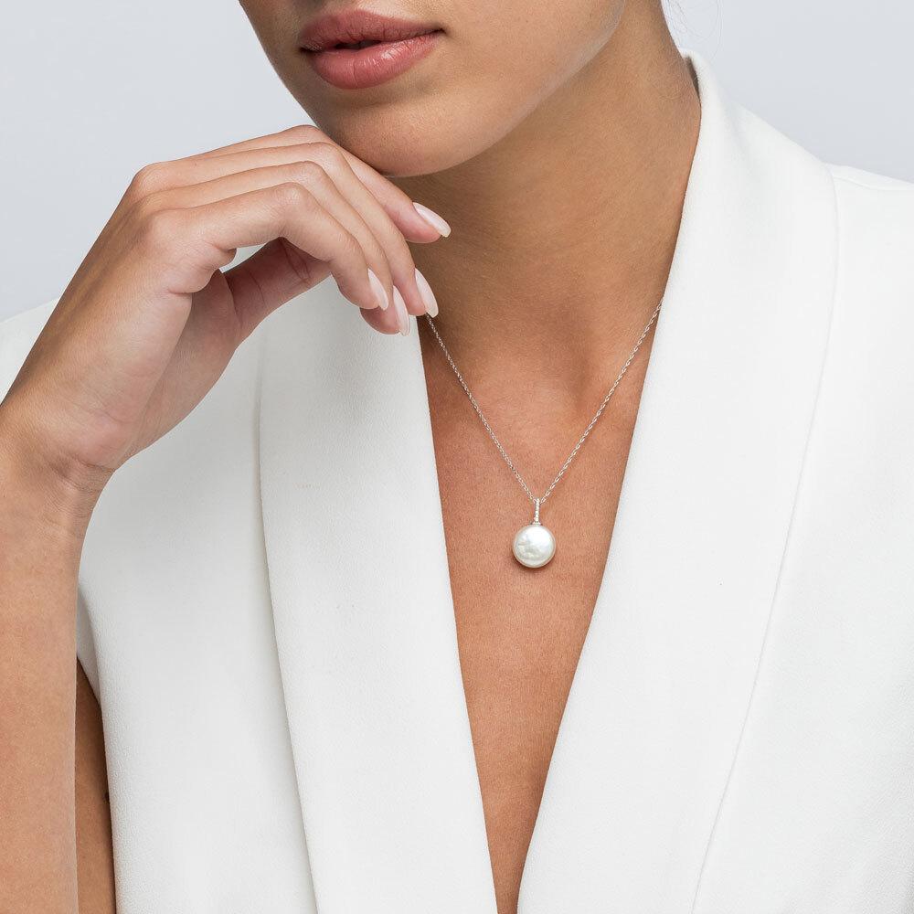 Yvel Biwa Freshwater Coin Pearl and Diamond Necklace in 18K White Gold In New Condition For Sale In Jerusalem, IL