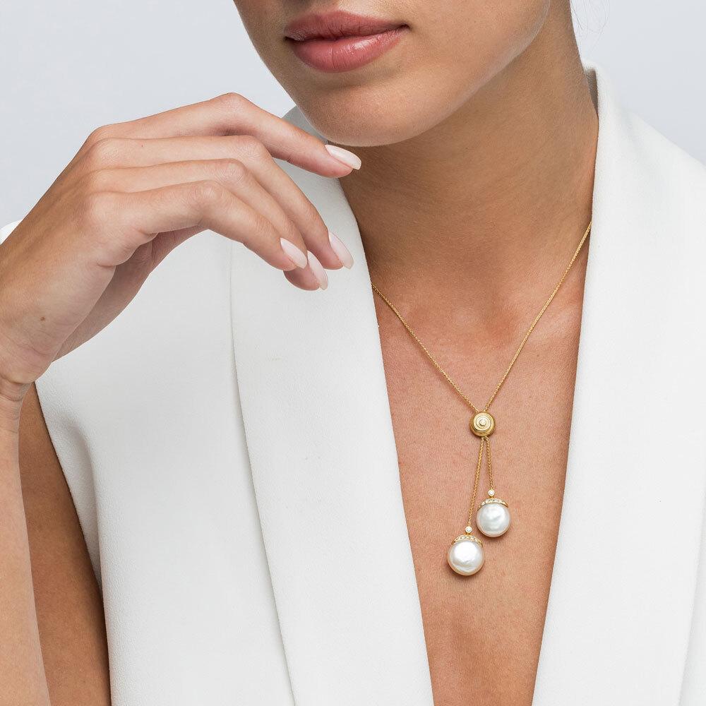 Yvel Biwa Freshwater Coin Pearl Lariat Necklace in 18K Yellow Gold In New Condition For Sale In Jerusalem, IL