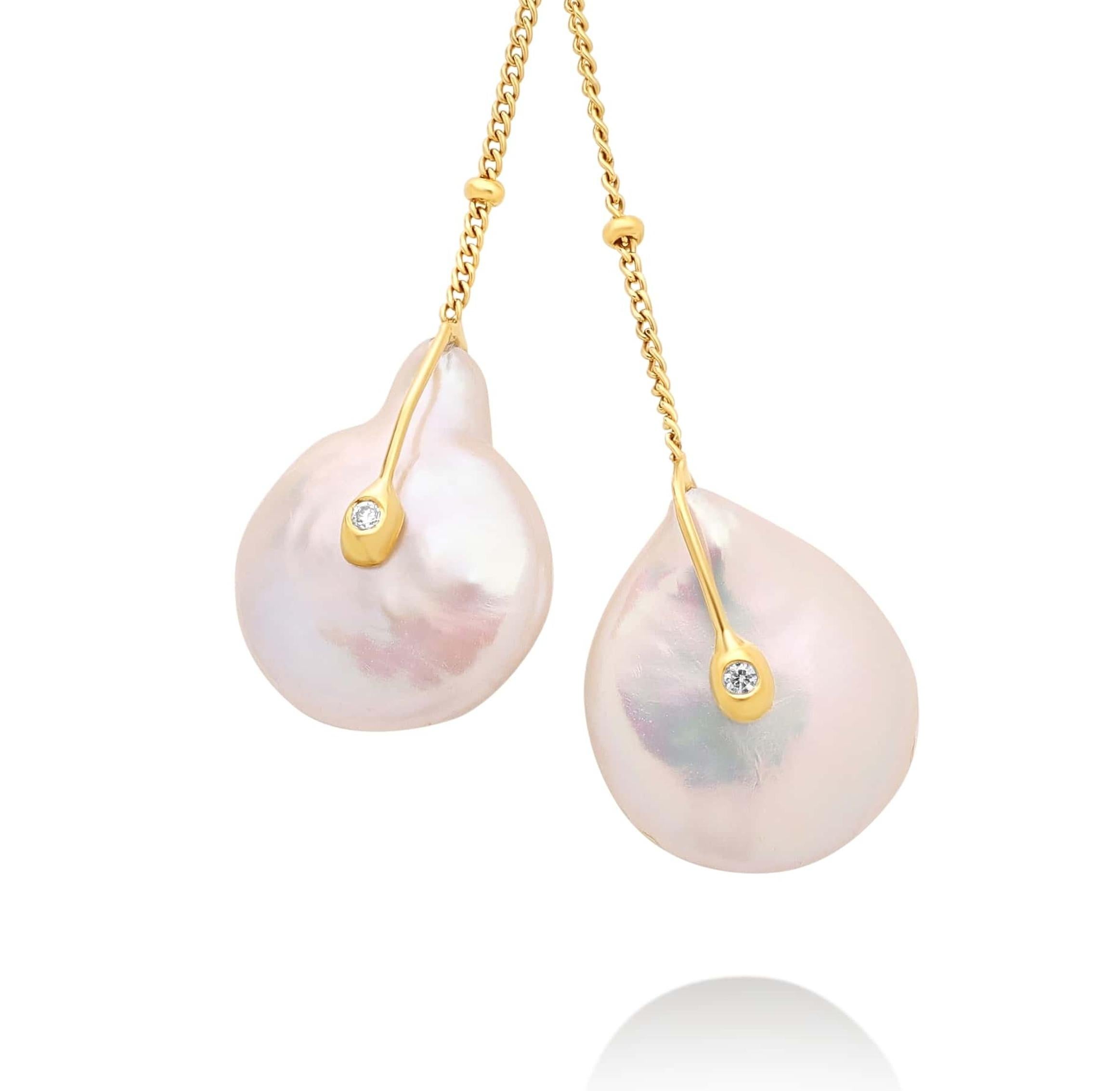 Evoking the golden hues of dawn on Lake Biwa, this 18K yellow gold necklace from Yvel’s Biwa Collection features pear-shaped Freshwater pearls, each suspended from a diamond-encrusted link. The pearls, 10 by 13 mm in size, are set with 0.09 ct. of