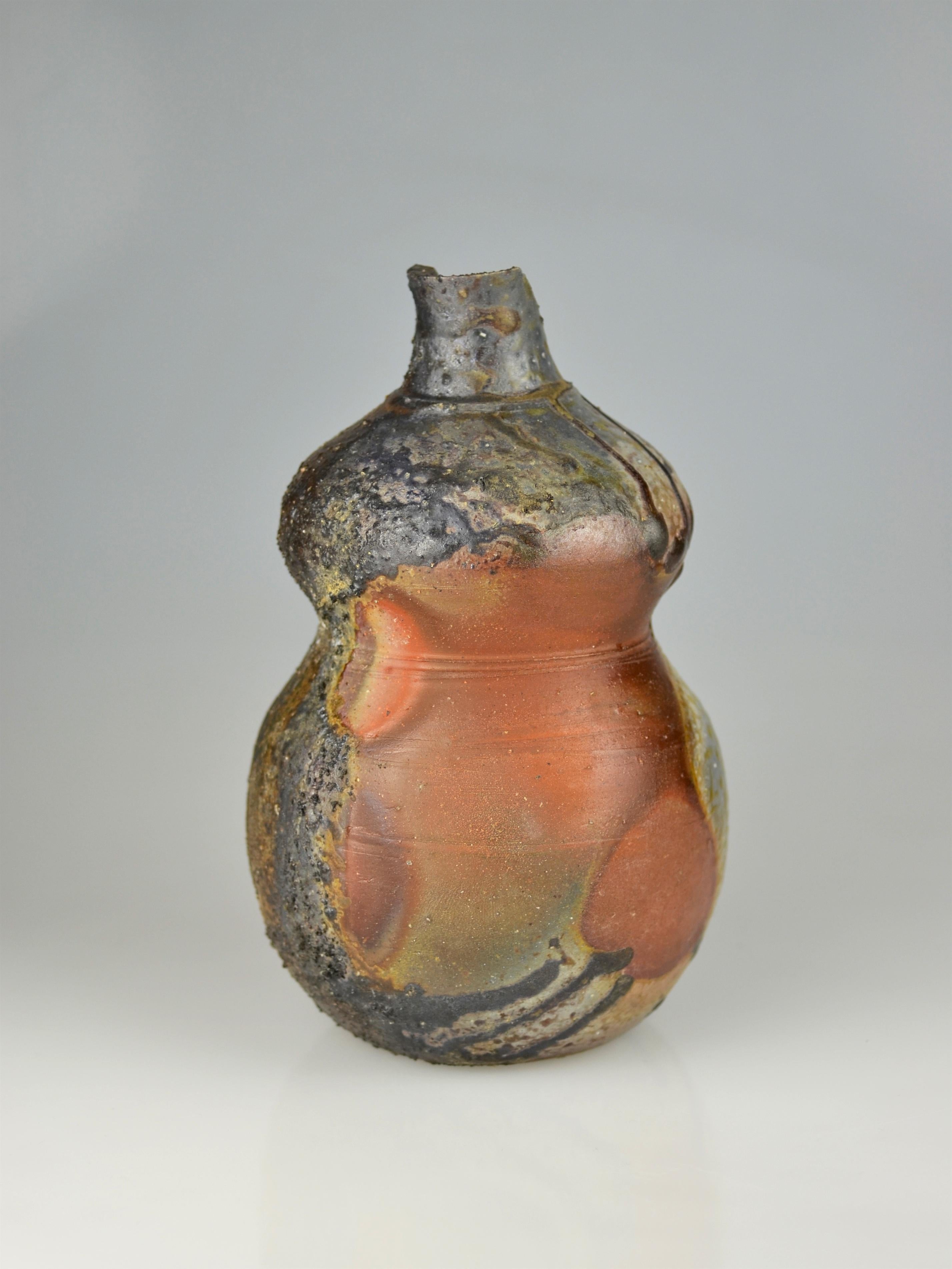 Bizen Flower Vase in Shape of a Gourd by Fujiwara Kazu In Excellent Condition For Sale In Berlin, Berlin