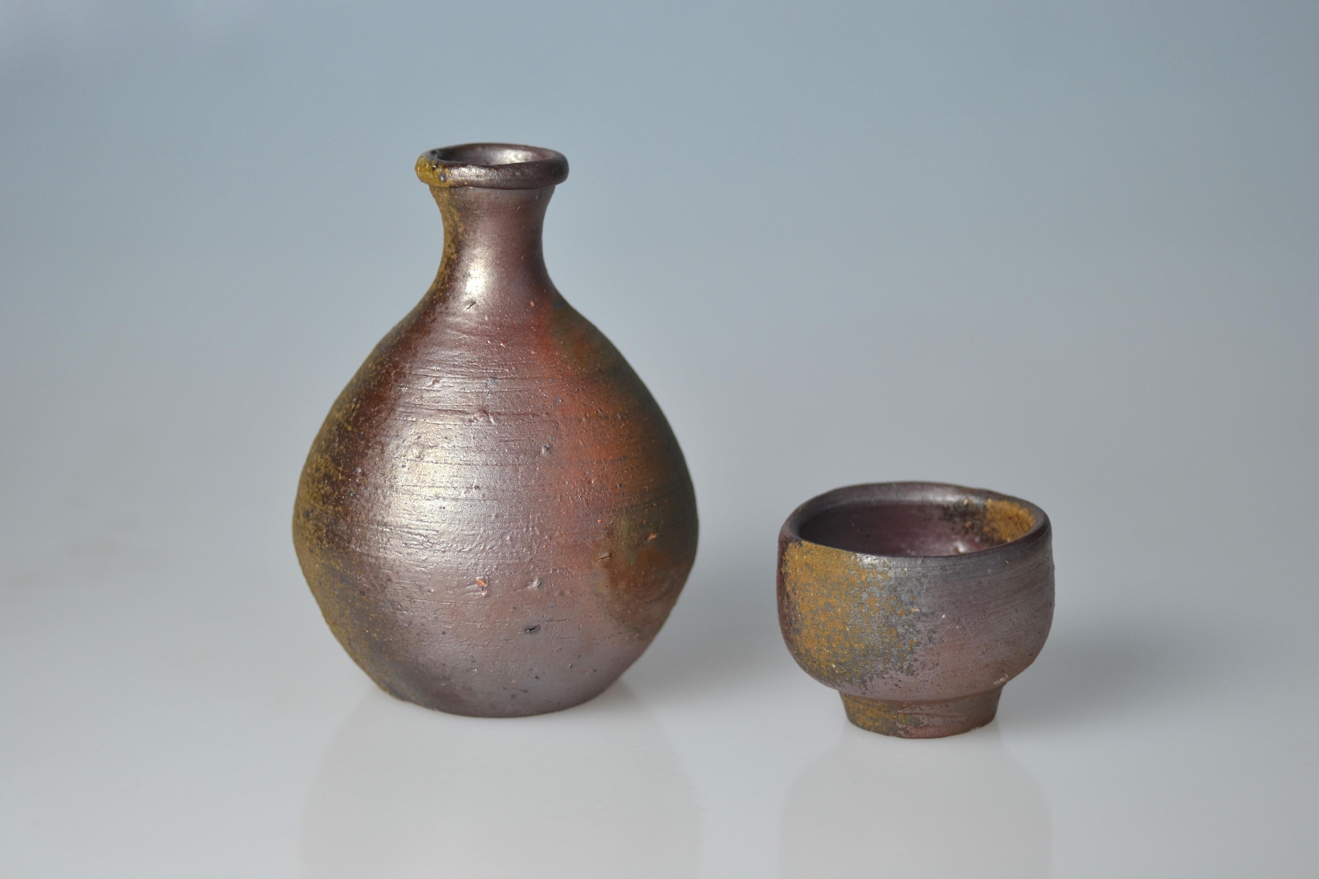 Showa Bizen Sake Set Flask and Cup by Living National Treasure Fujiwara Yu (1932-2001) For Sale