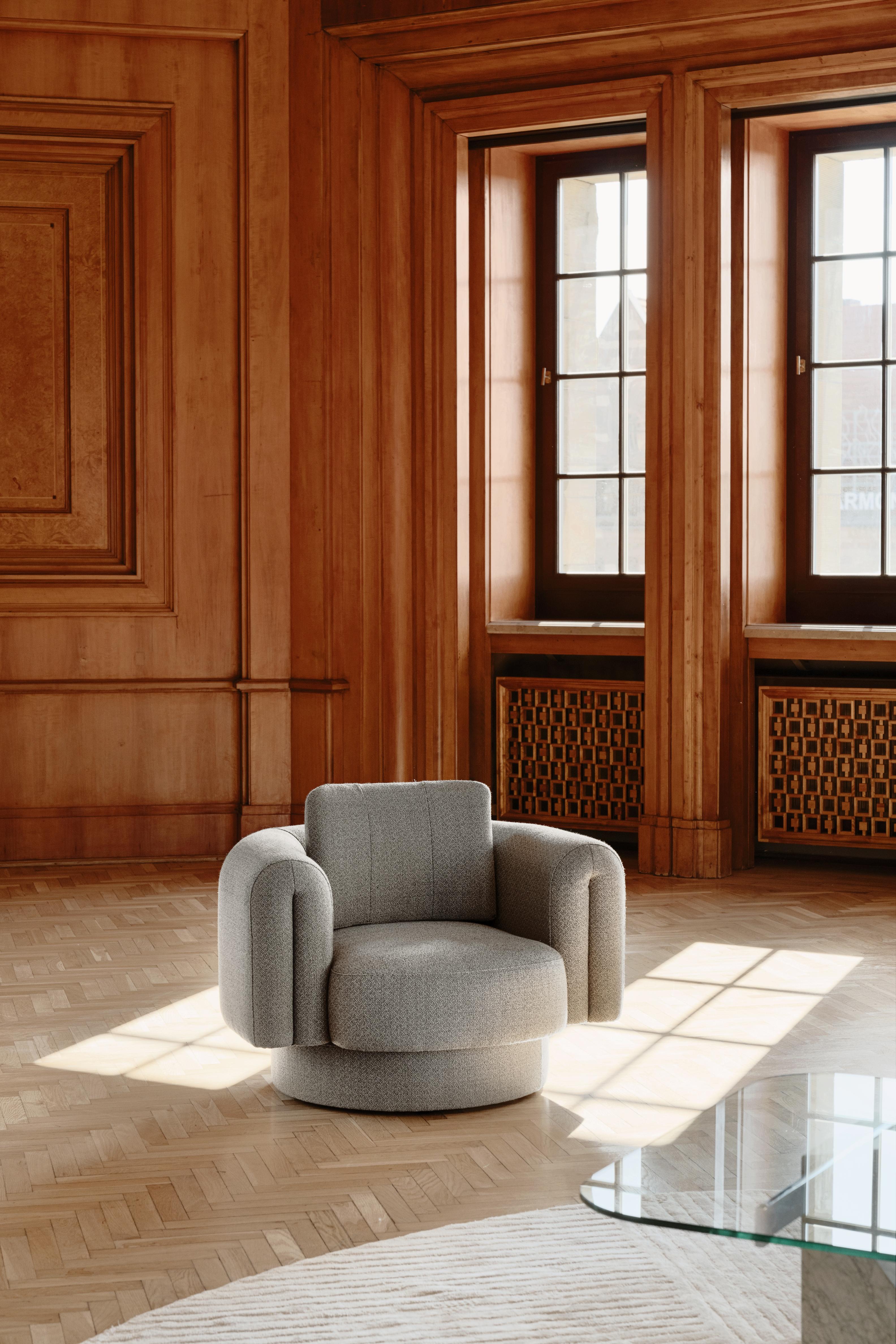 Tissu Bizzarto Bofii Fauteuil pivotant avec base en bois de placage en vente