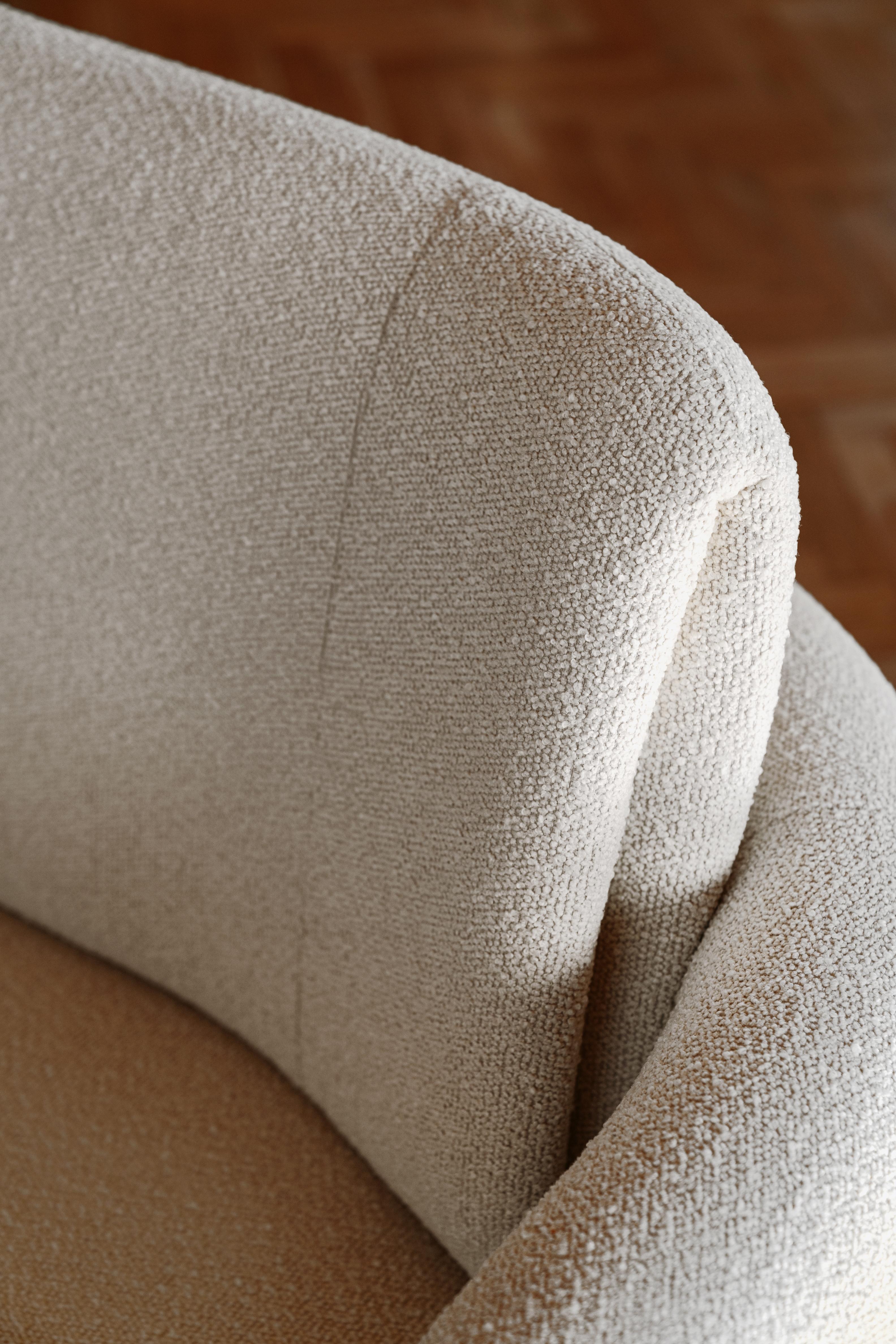 Mousse BIZZARTO BOFII kidney shaped sofa with upholstered base en vente