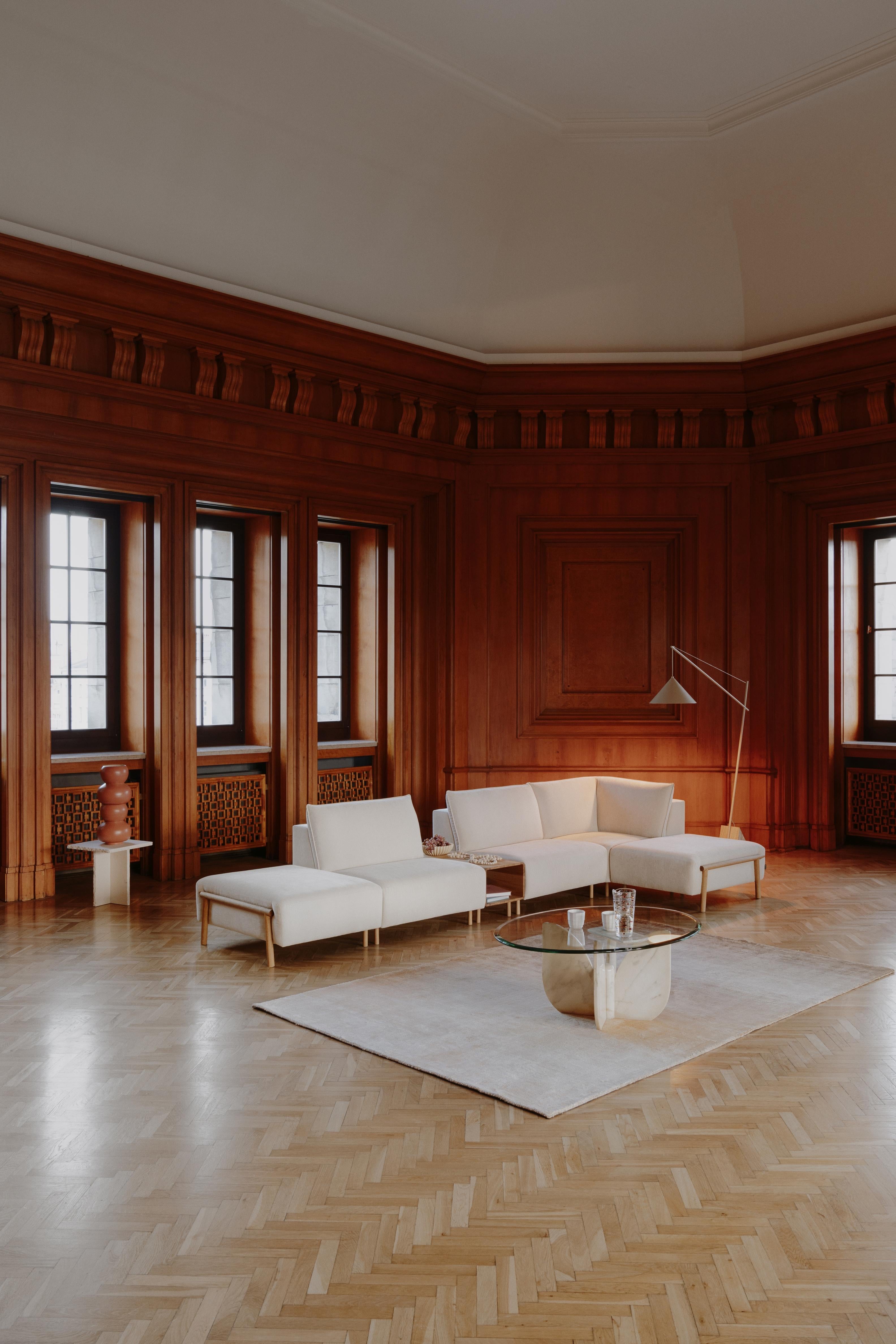 Thanks to the different widths of the pieces, you will adapt the size of the configuration to your needs. Although the pieces have different finishes - they are available with and without headrests, as well as with a relaxation function - they can
