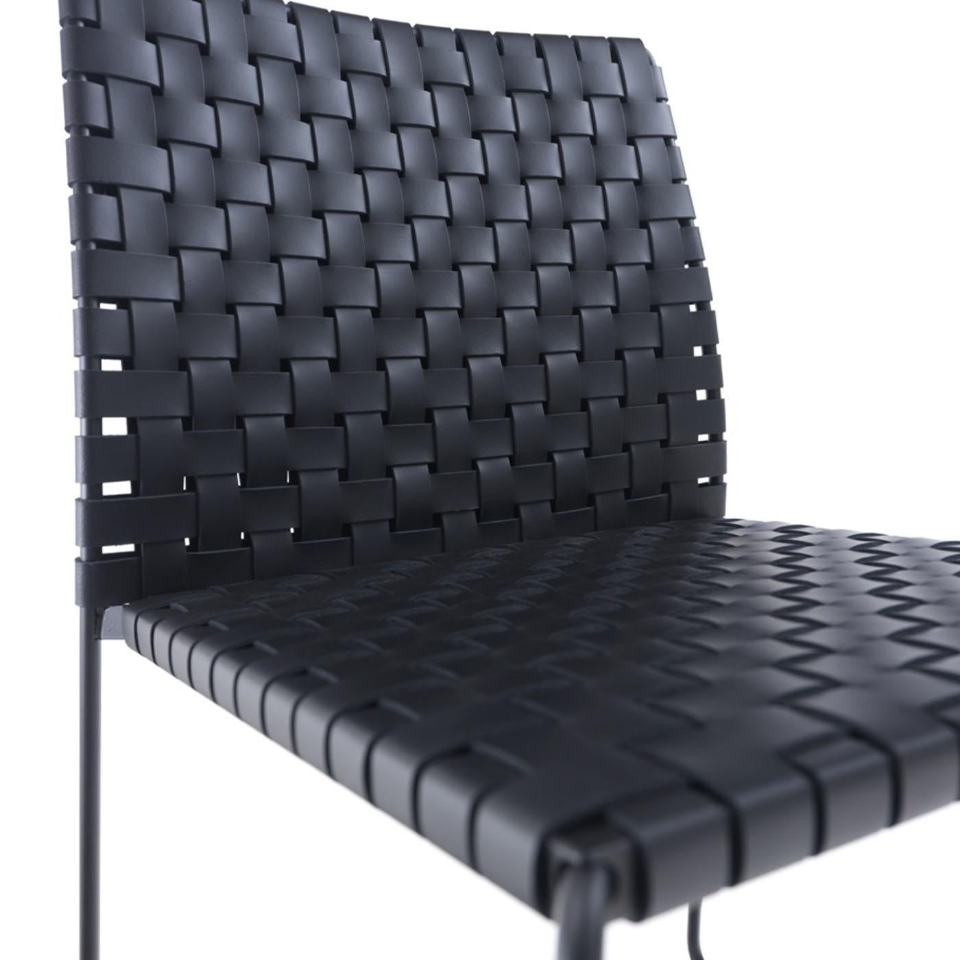 Charakteristisch für den Stuhl Bizzy sind die intelligente Kombination von MATERIALEN und die Form, die sich durch klare Linien und ein klares Design auszeichnet. Die Serie Bizzy besteht aus einem Stahlrahmen mit rundem Querschnitt und einem