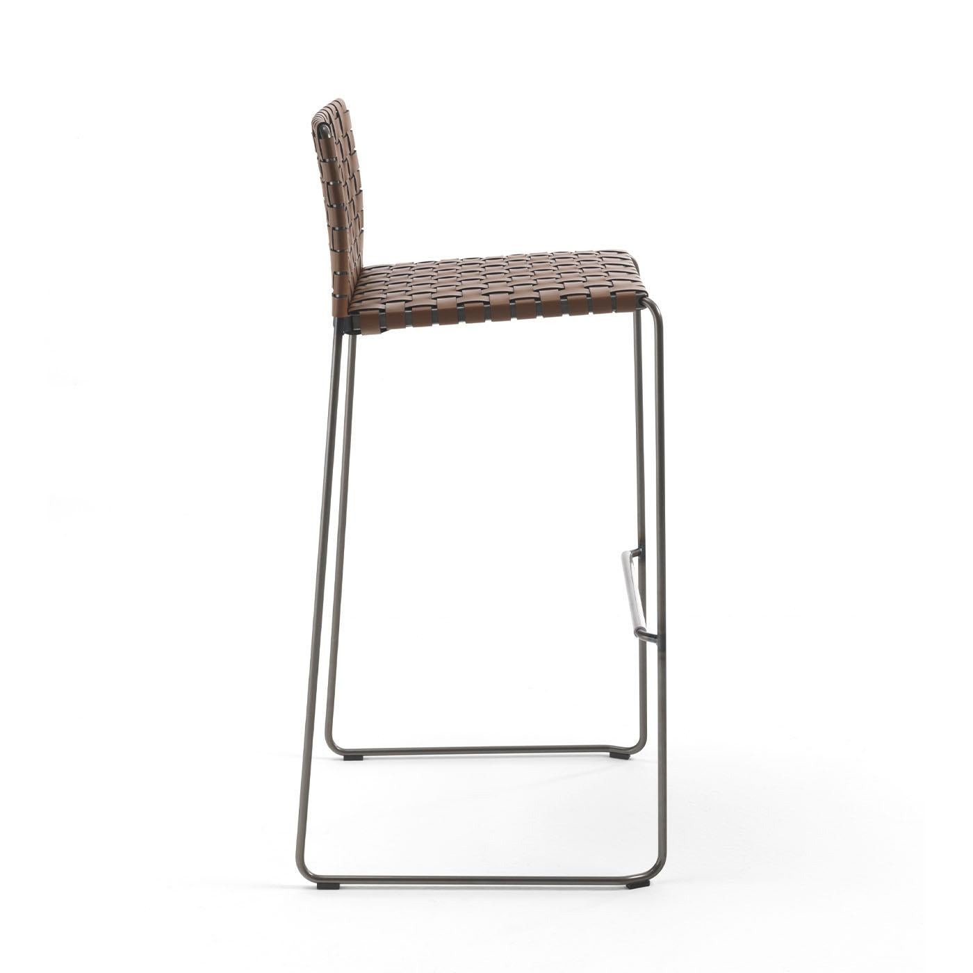 The characteristic features of Bizzy stool are its intelligent combination of materials and its form marked by clean lines and a clear design. Bizzy series has a sled base in a steel frame in a round section, available in 4 different finishes.