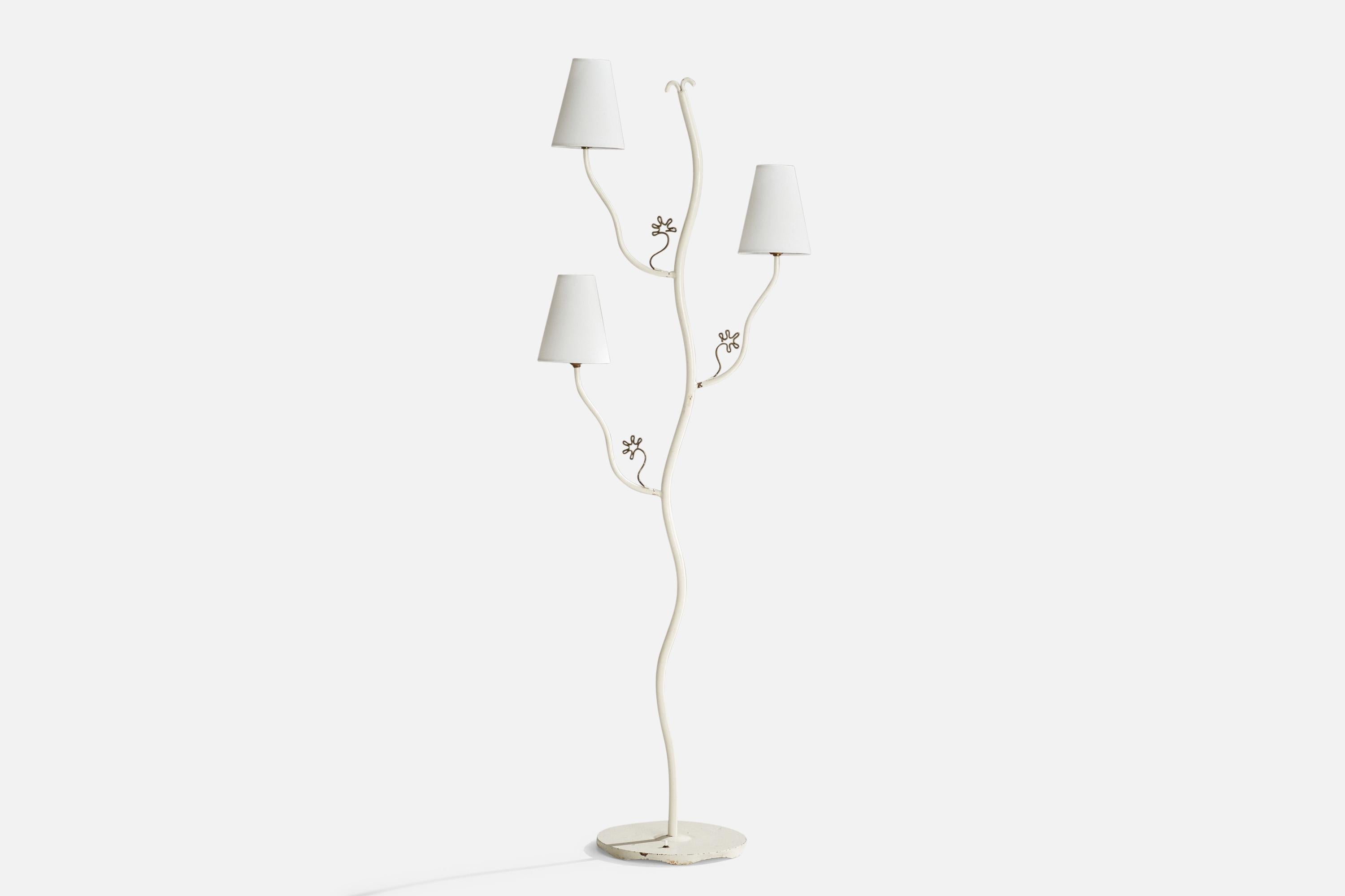 Eine organische, dreiarmige Stehlampe aus weiß lackiertem Metall und weißem Stoff, entworfen und hergestellt von Bjerkås Armatur, Schweden, 1940er Jahre.

Abmessungen der Lampe mit Schirmen (Zoll): 60,75