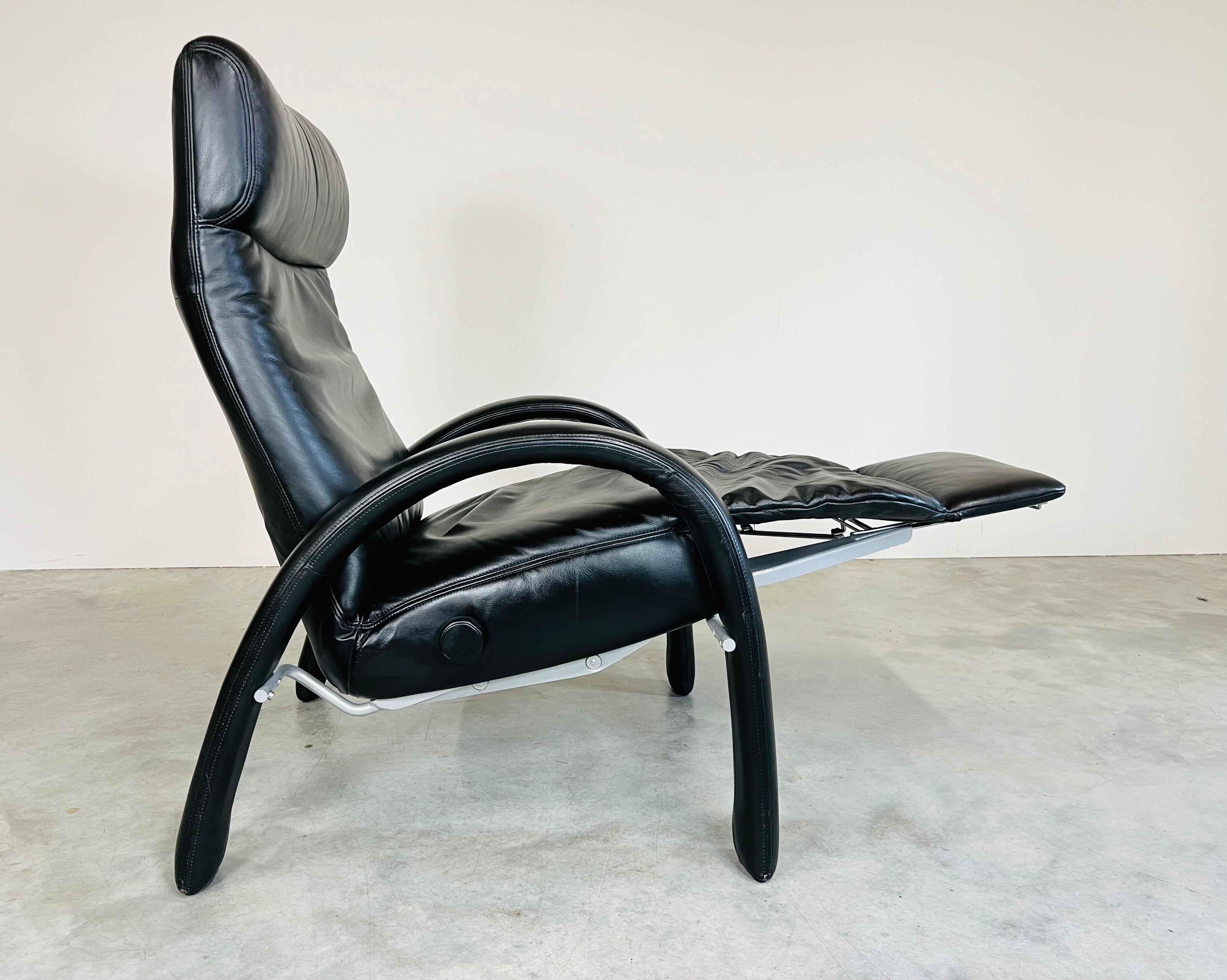 Acier Lafer Chaise longue inclinable en cuir noir - Brésil  en vente