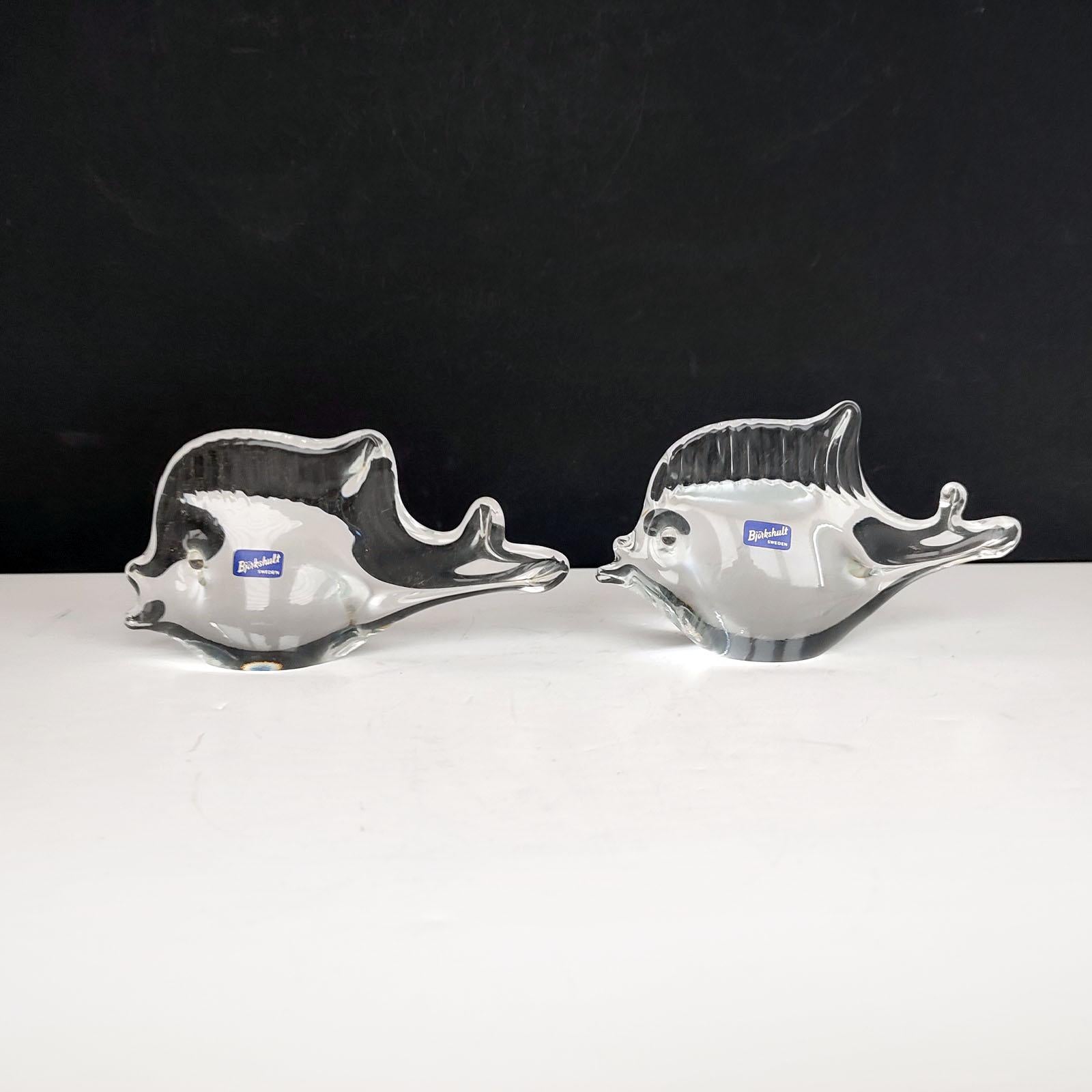 Mid-Century moderno Coppia di figurine di pesci in vetro di Bjorkshult, Eleganza e Artigianato - RARO in vendita