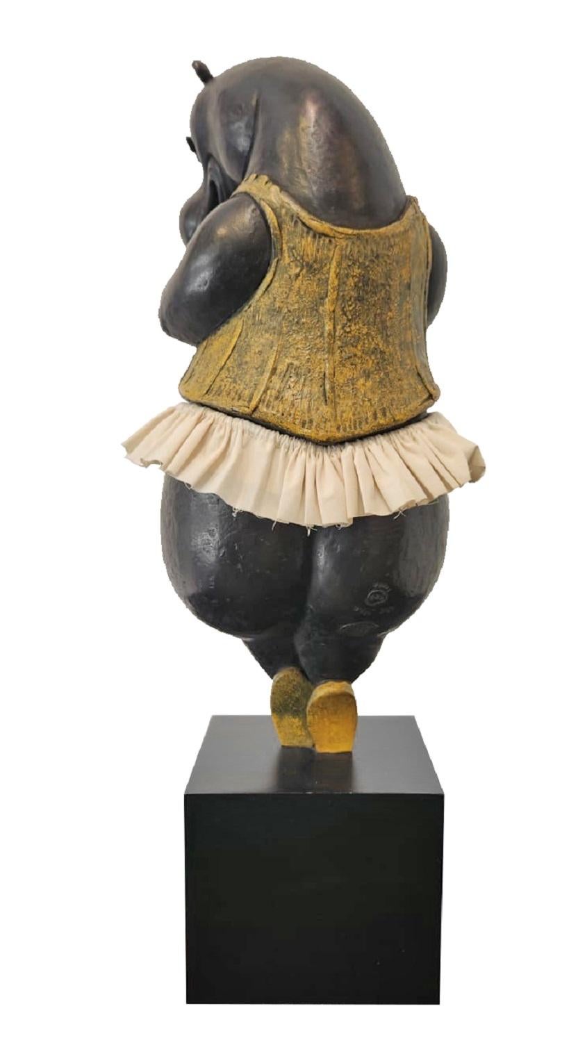 Hippo-Ballerina, en pointe – Sculpture von Bjørn Okholm Skaarup