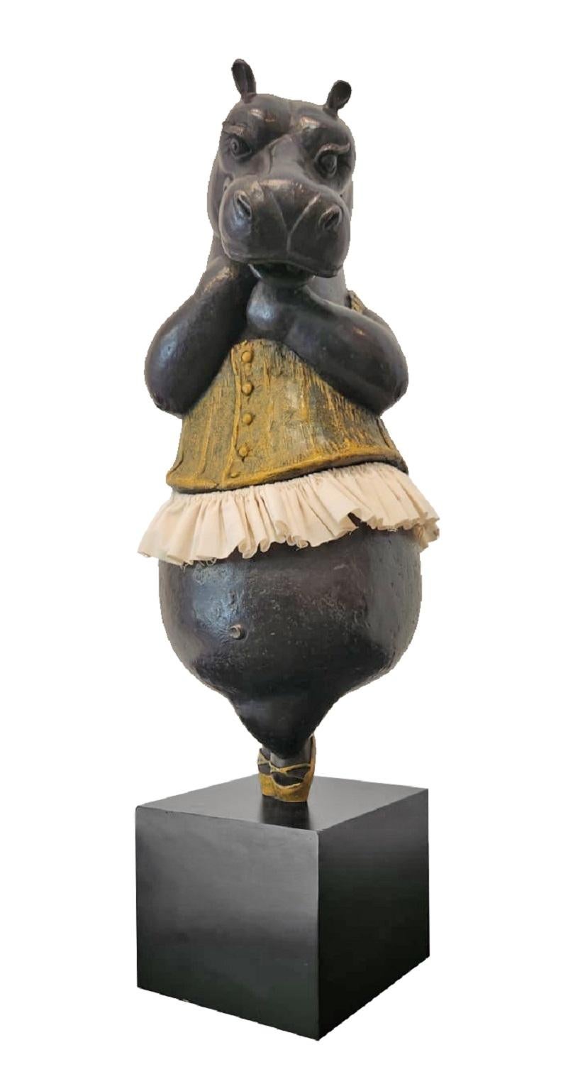 Bjørn Okholm Skaarup Figurative Sculpture – Hippo-Ballerina, en pointe
