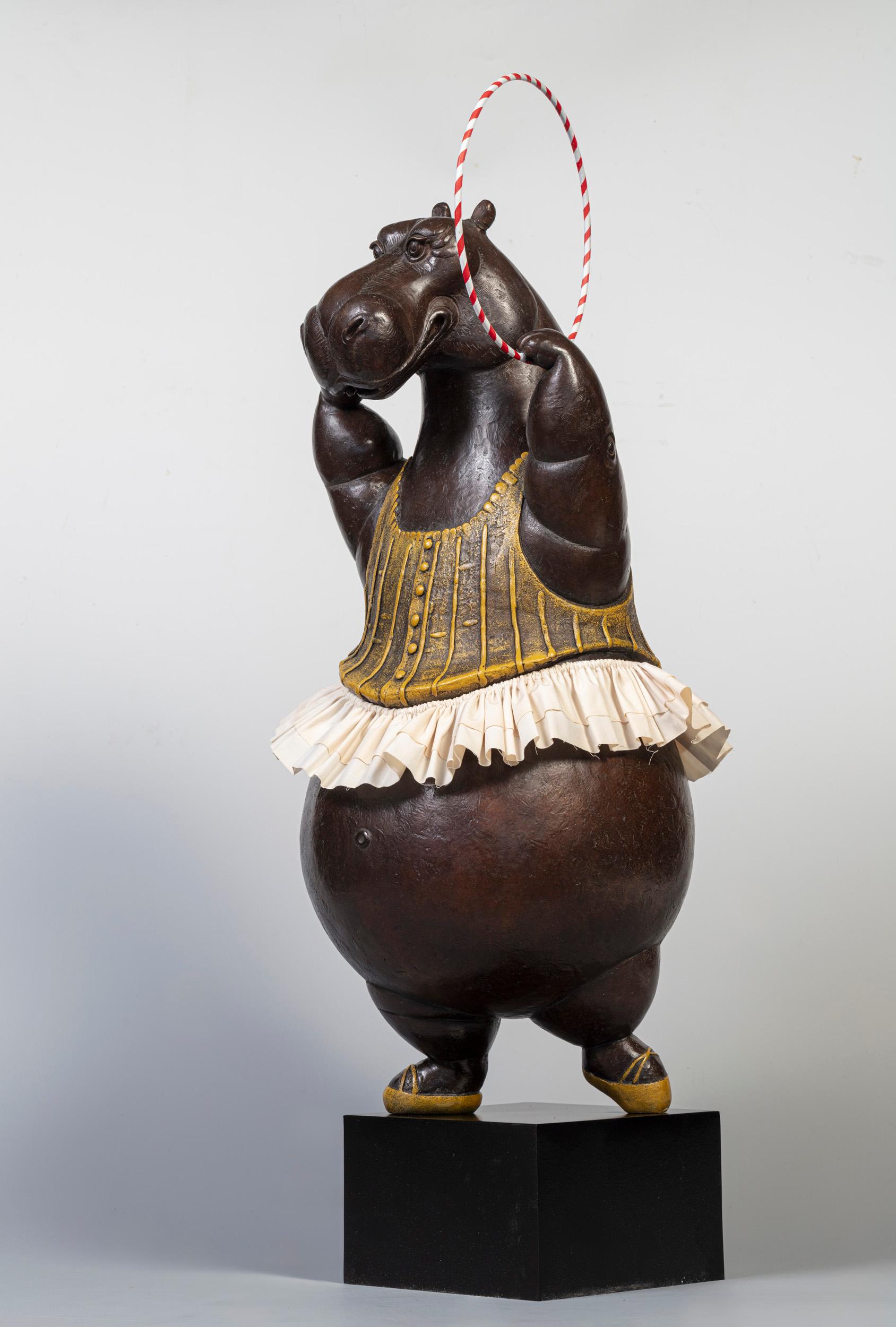 Figurative Sculpture de Bjørn Okholm Skaarup - Hipopótamo Hula Hoop Bailarín