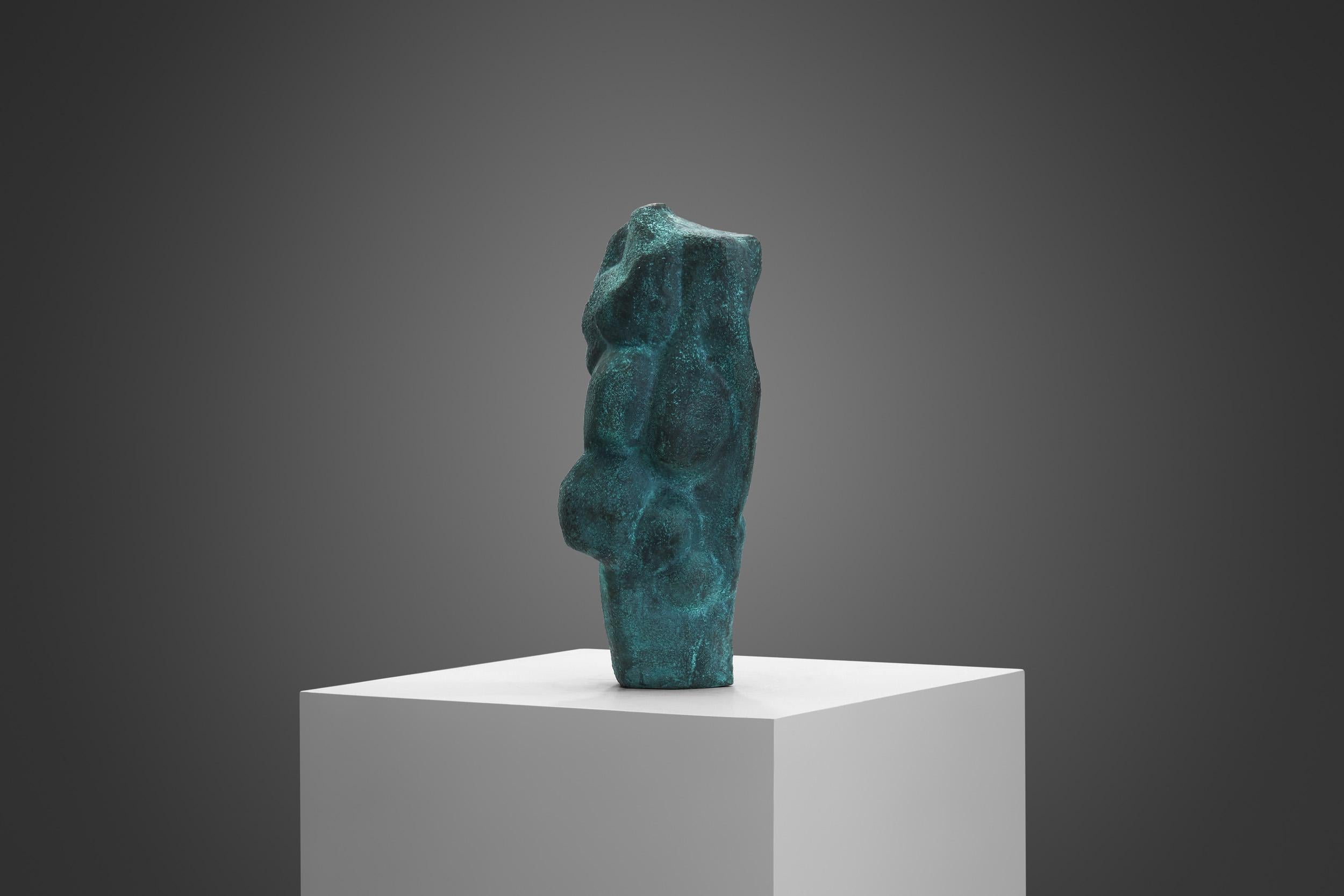 Charakteristisch für den schwedischen Künstler Björn Selder sind kraftvolle, ausdrucksstarke Skulpturen wie dieses Werk aus schweren Materialien wie Bronze, Eisen und Stein. Dieses einzigartige Werk zeigt, dass Selder sowohl als Bildhauer als auch