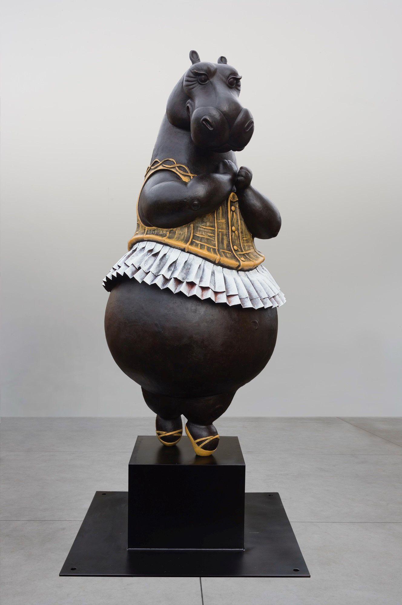 Bjørn Okholm Skaarup Figurative Sculpture - Hippo Ballerina, en pointe