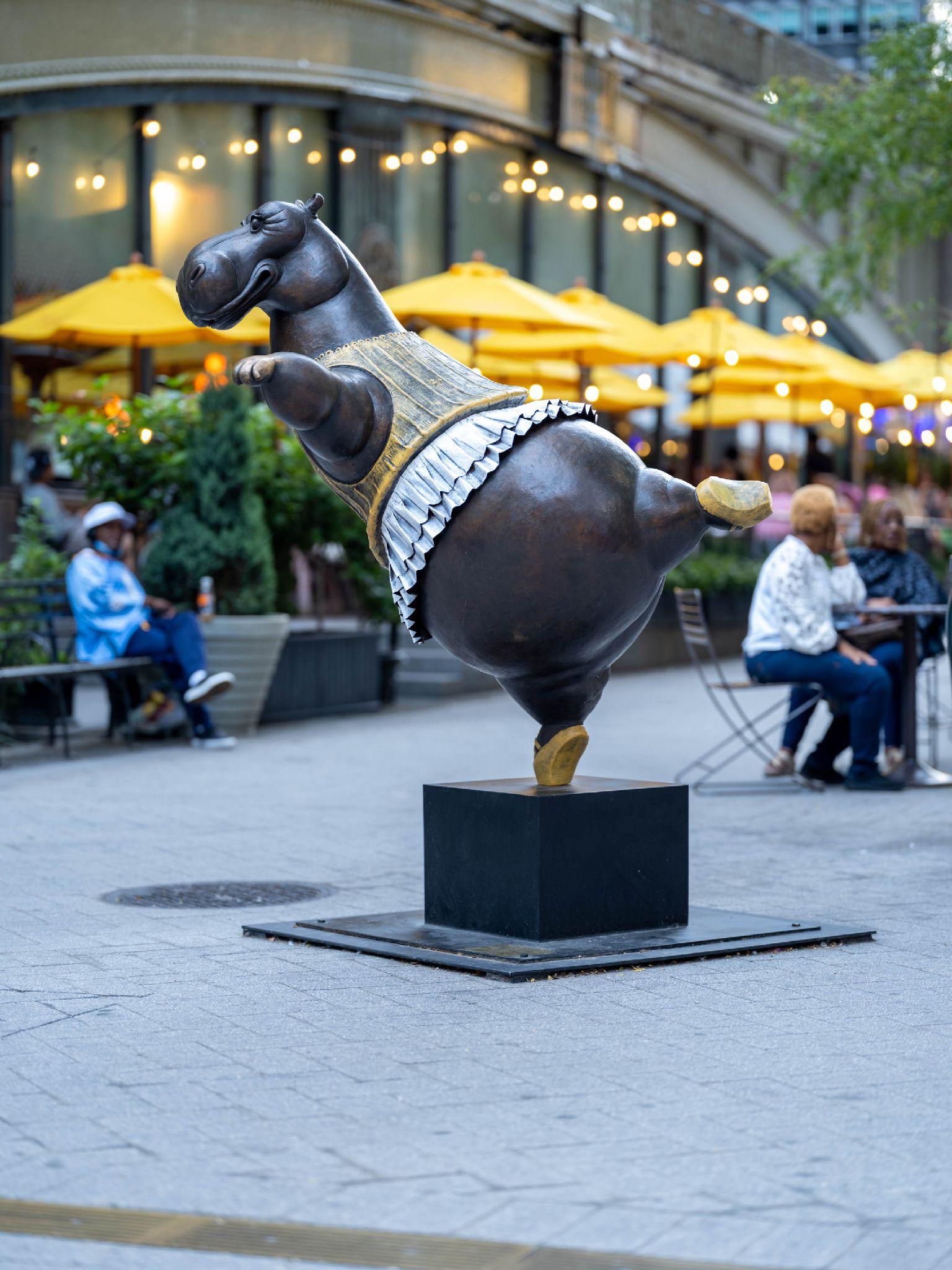 Hippo Ballerina, pirouette - Sculpture by Bjørn Okholm Skaarup