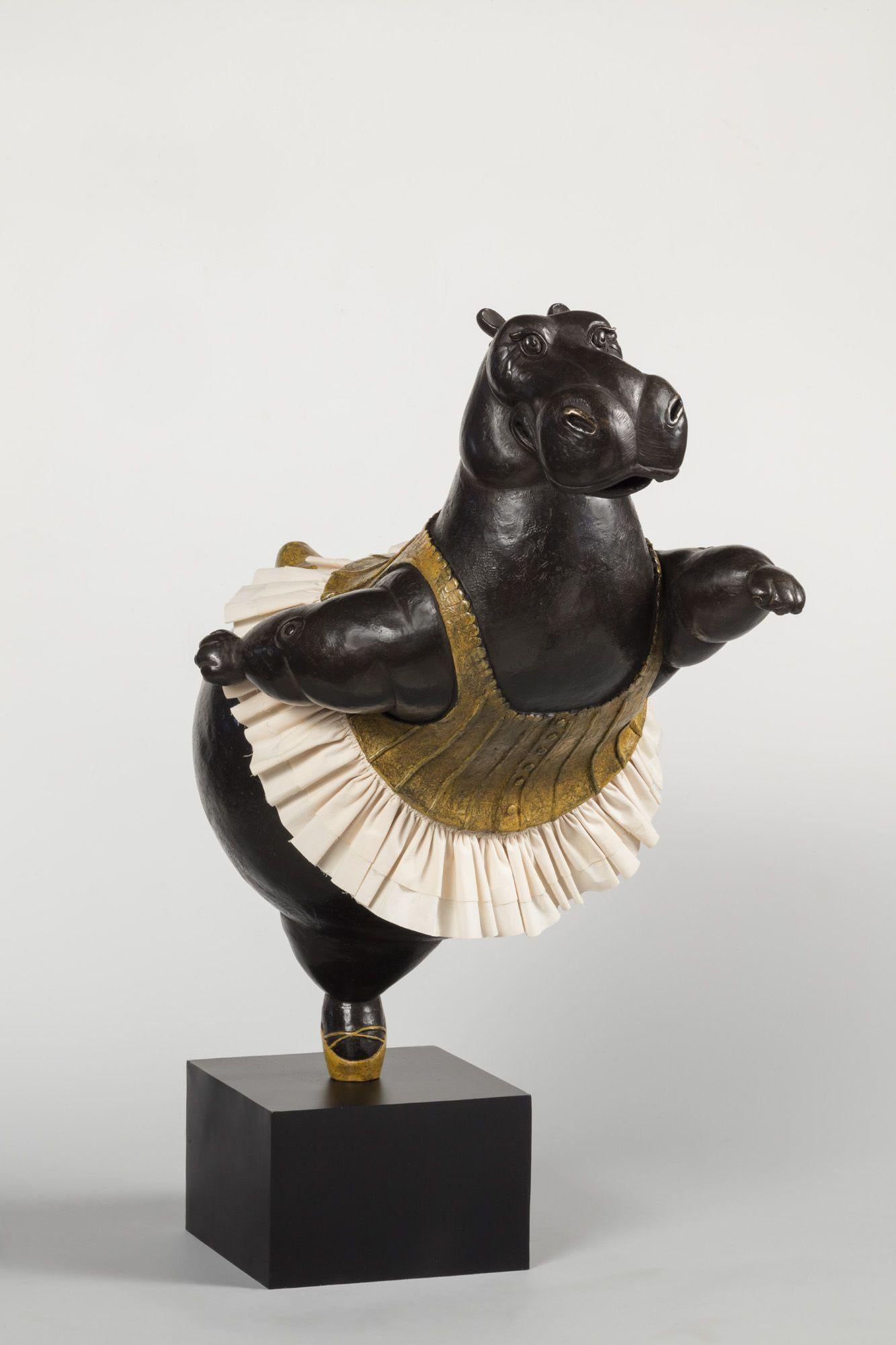 Figurative Sculpture de Bjørn Okholm Skaarup - Hipopótamo Bailarina, pirueta II