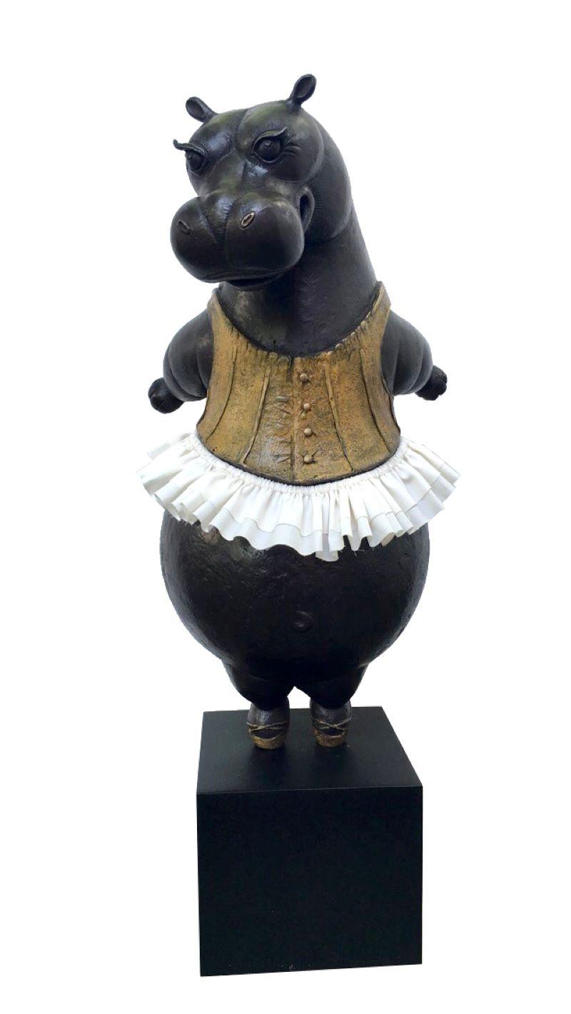 Figurative Sculpture de Bjørn Okholm Skaarup - Hipopótamo Bailarina, de puntillas