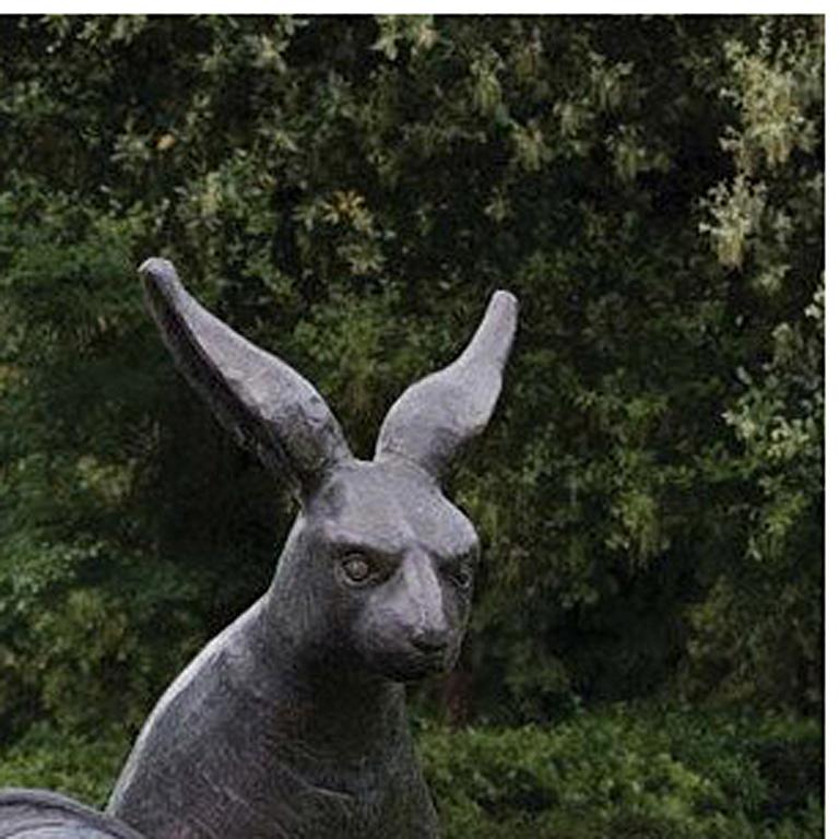 Der Hase und die Schildkröte – Sculpture von Bjørn Okholm Skaarup