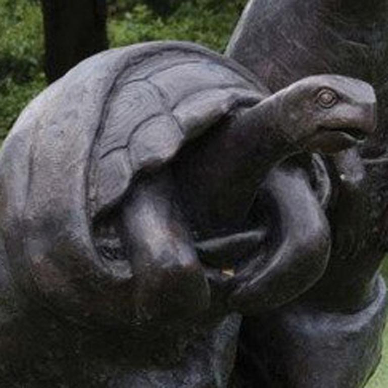 Der Hase und die Schildkröte (Gold), Figurative Sculpture, von Bjørn Okholm Skaarup