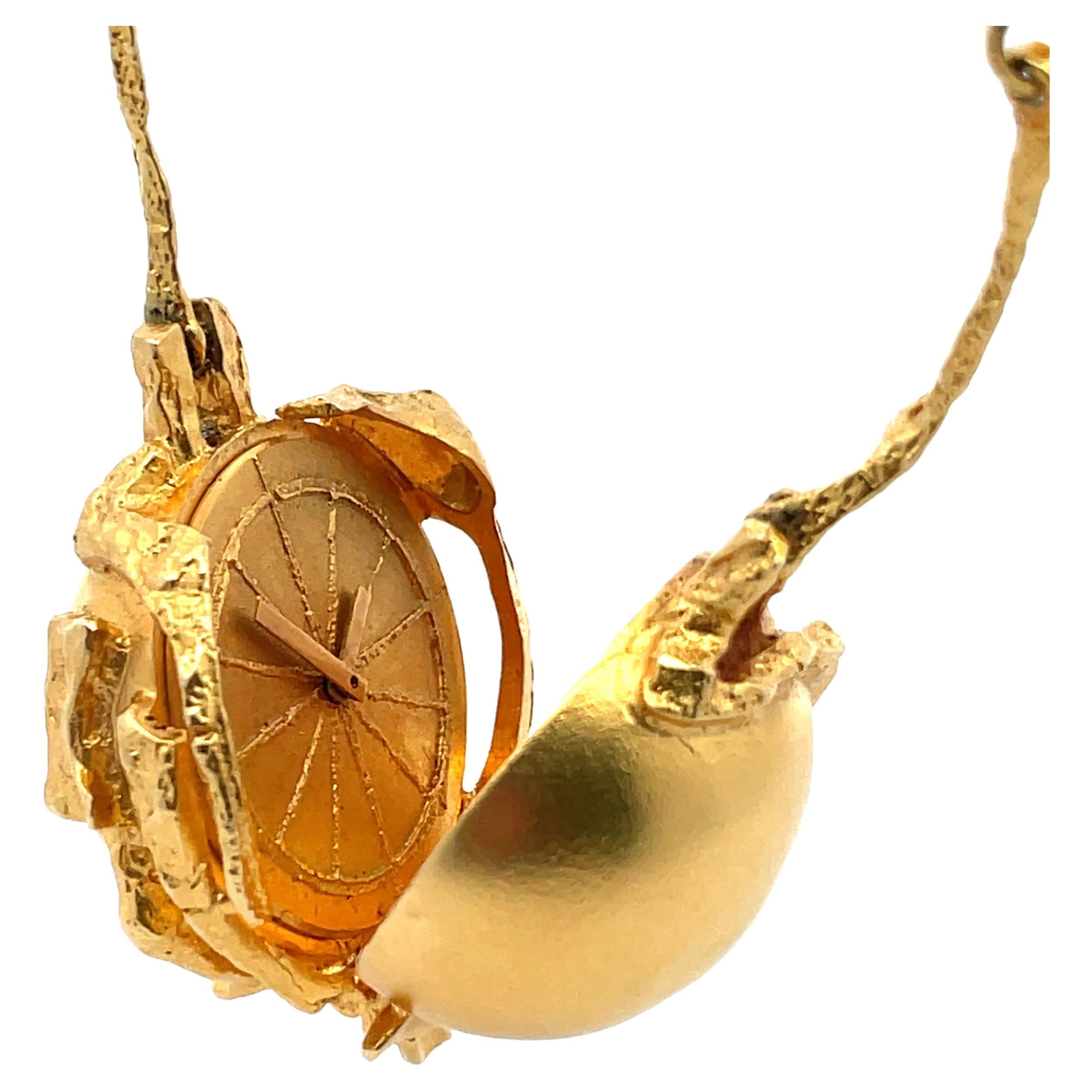 Halskette mit Uhrenanhänger aus 18 Karat Gelbgold, entworfen von Bjorn Weckstrom für Lapponia, ca. 1970.  Die anschmiegsame Textur und das glänzende Gold sind charakteristische Designdetails von Weckstroms Schmuckstücken. Der goldene Kugelanhänger