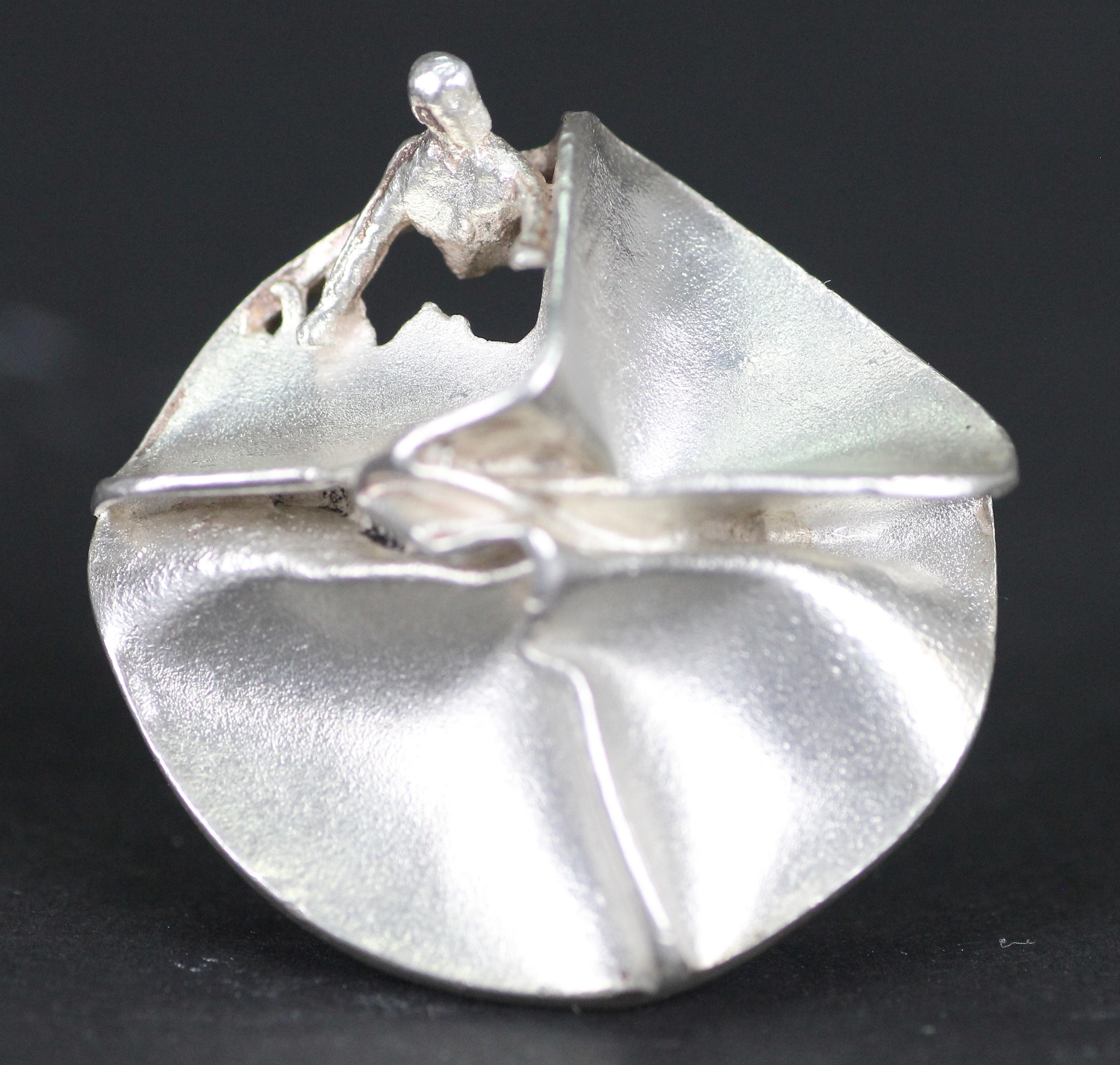 Finnish modernist ring in sterling silver.
From the “Space Age” series by Björn Weckström for Lapponia.
Very nice condition. Outside diameter 3.5cm.
Ring size 15.5cm. US size 5.