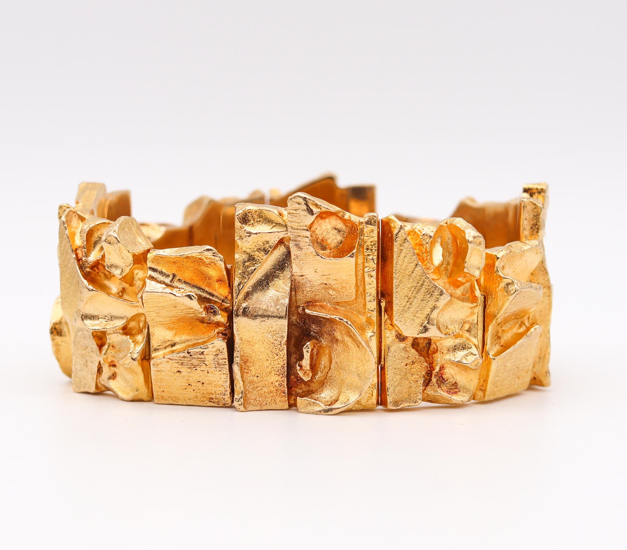Tenochtitlan bracelet designed by Enwurf Björn Weckström. (1935-)

Very rare unique piece of brutalism art, created in Helsinki Finland by the sculptor and goldsmith Björn Weckström, back in the 1971. This magnificent bold and massive bracelet is