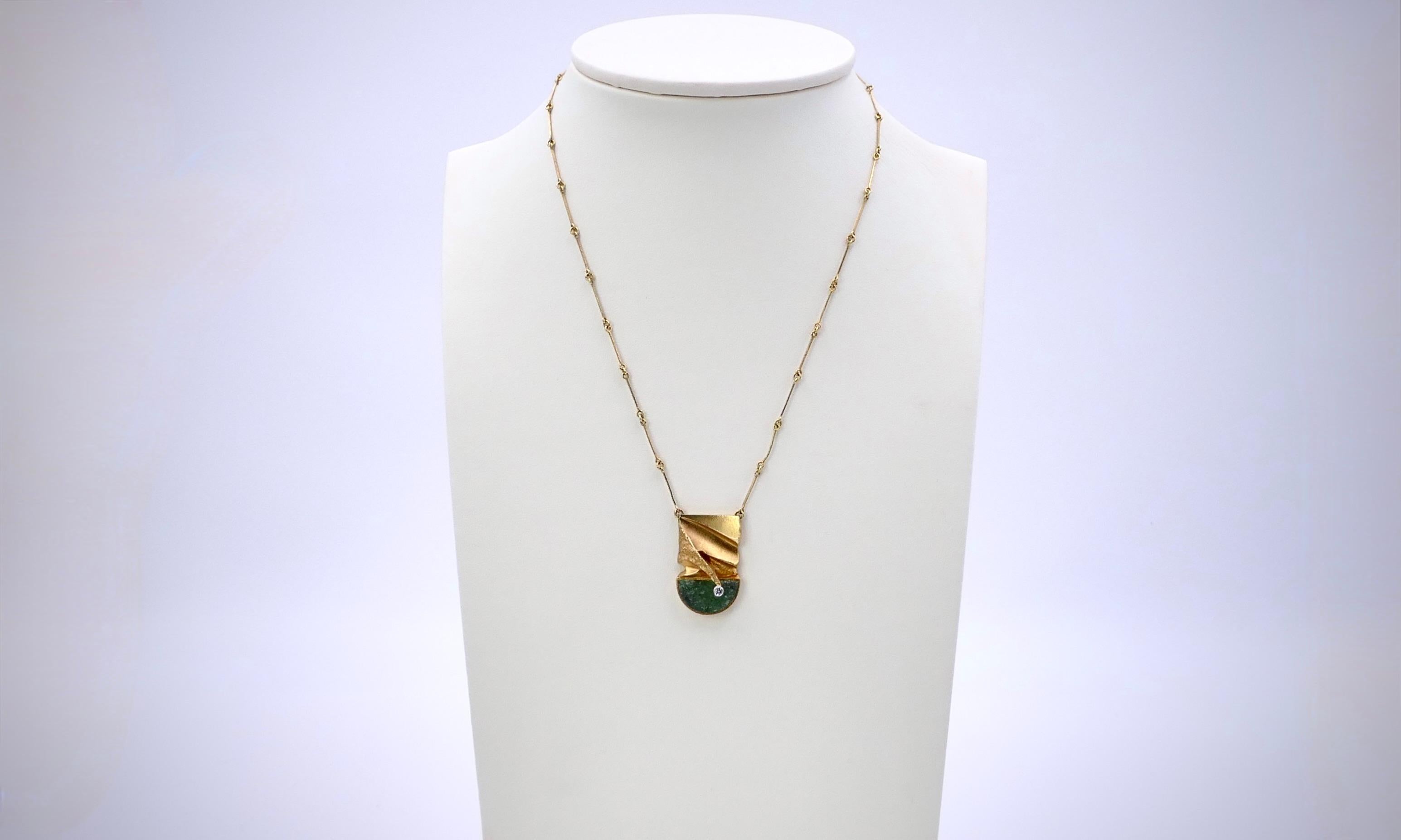 Collana con zoisite e diamanti in oro 18 ct. con un disco di zoisite grezza e un diamante taglio brillante del peso di ca. 0,05 ct.

L'artista e scultore di gioielli Björn Weckström (Finlandia, nato nel 1935) è il designer finlandese di gioielli più