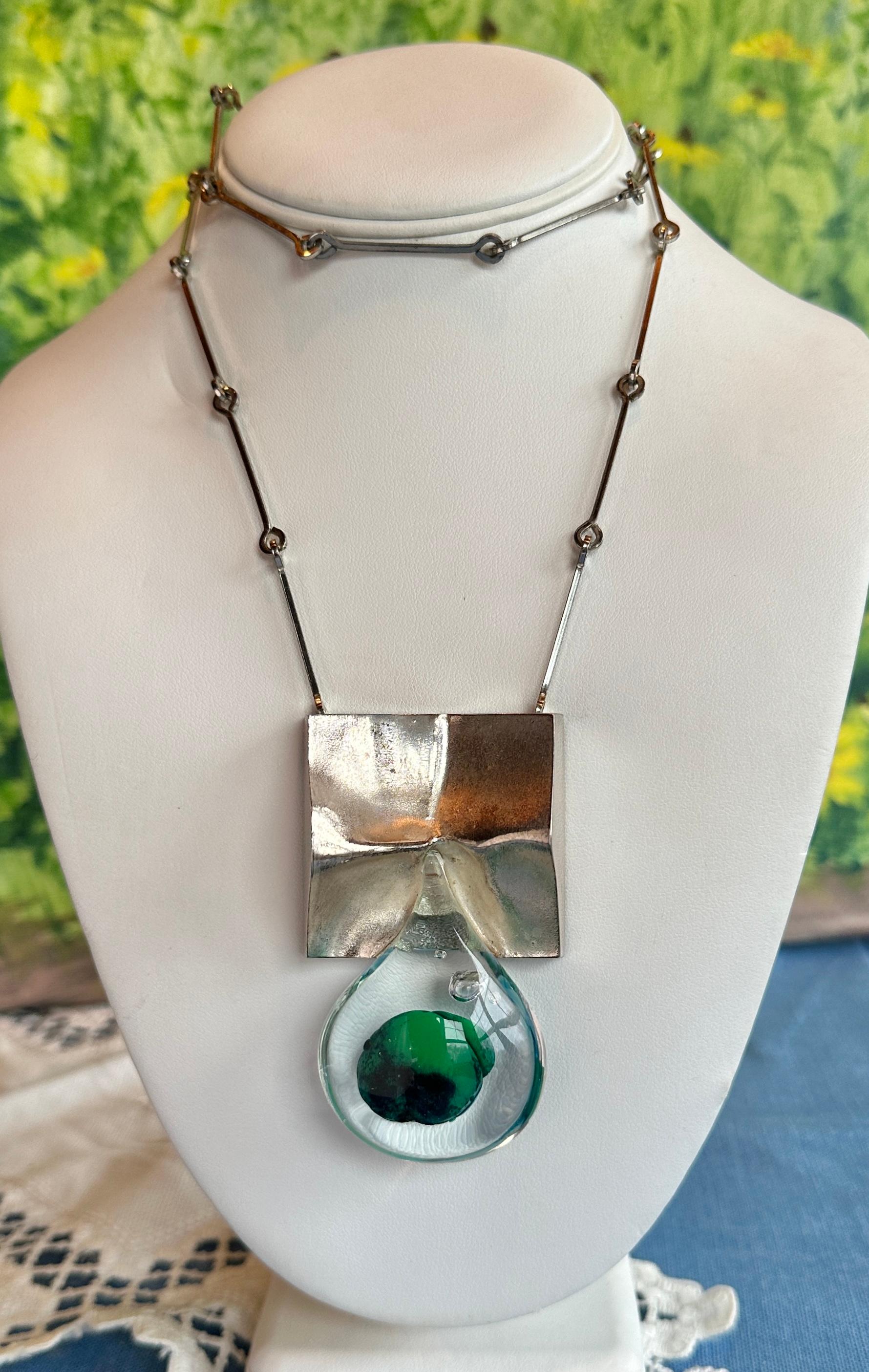 Questa è una rara collana modernista del designer finlandese di gioielli Björn Weckström for Lapponia in cristallo acrilico e argento sterling.  Questo classico pezzo brutalista di metà secolo è stato progettato negli anni '70 per Lapponia Jewelry