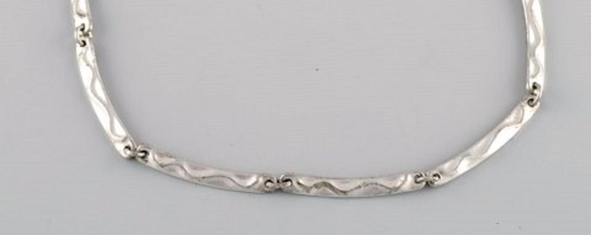 Björn Weckström for Lapponia. Modernist necklace in sterling silver. 
Finnish design. 1970 / 80s.
Full length: 47 cm.
Width: 5 mm.
Stamped.
In excellent condition.