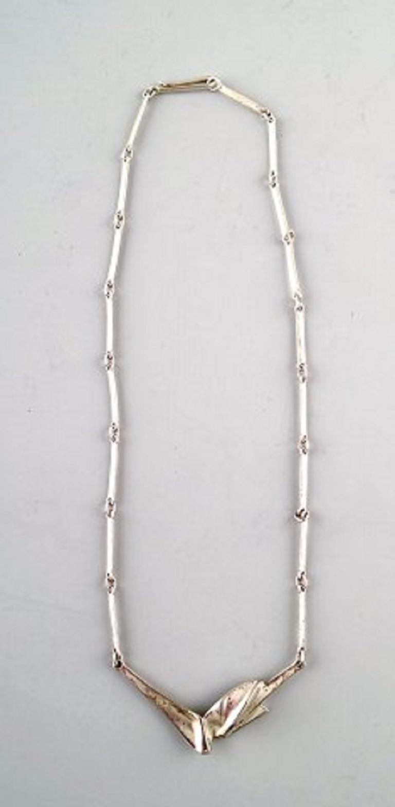 Björn Weckström, Lapponia, Finlandia.
Collana modernista vintage in argento sterling, realizzata a mano.
1960 s.
Misura 37 cm.