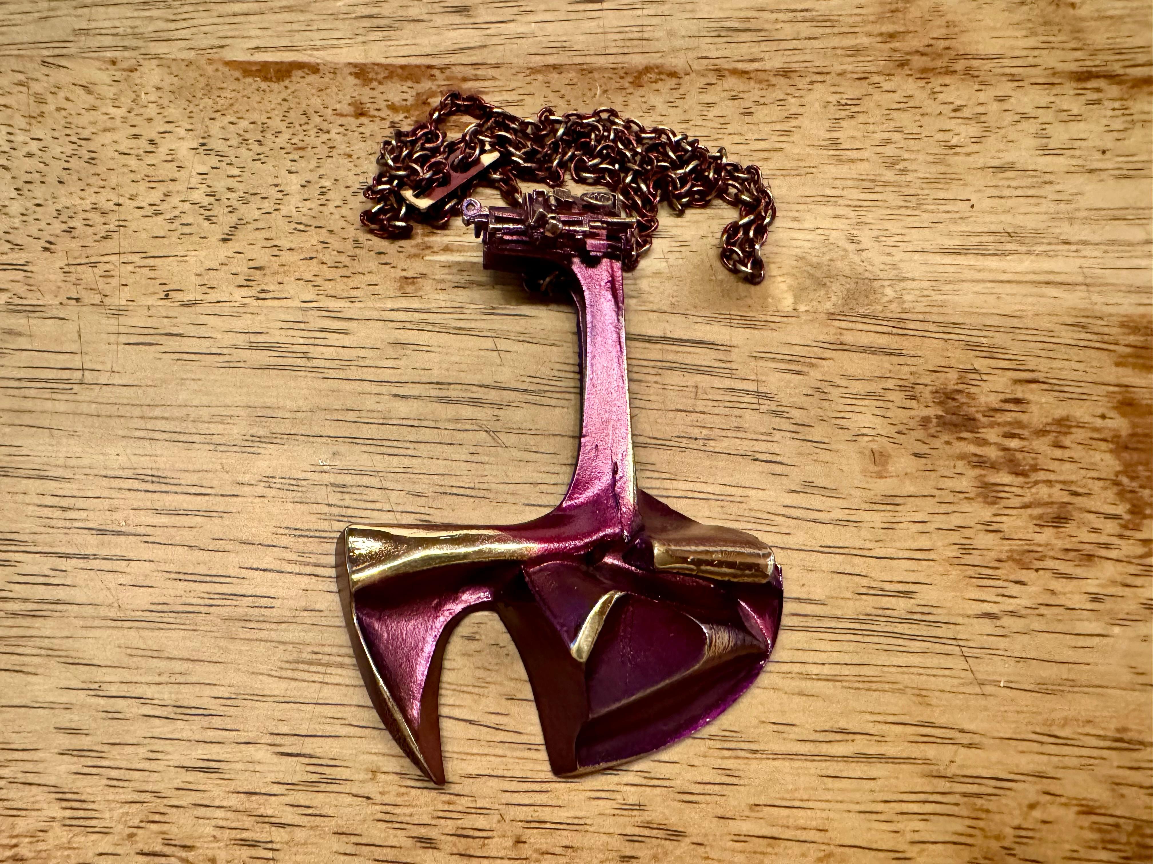 Björn Weckström Mustang Flame Collana in bronzo 1971. Lapponia
Björn Weckström for Lapponia.
Prodotto in 1971.
Dimensioni 10cm*7cm
Catena da 66 cm

Un bel design scandinavo.

Prodotto in Finlandia.

Ottime condizioni, nessuna incisione.
Nel 1963