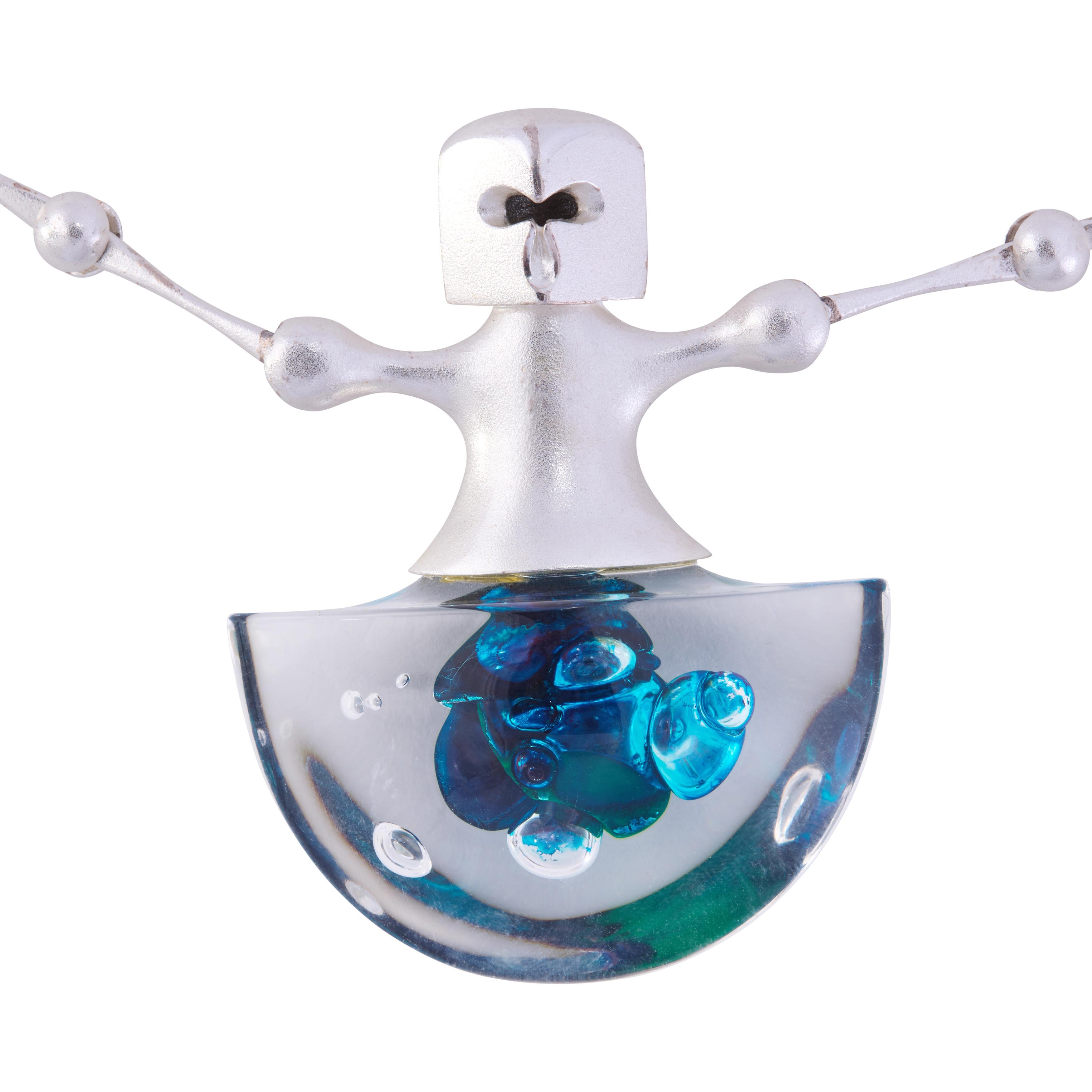 Questa straordinaria collana in argento e resina, una vera e propria opera d'arte da indossare, è stata realizzata dal più famoso artista finlandese di gioielli, Björn Weckström, per Lapponia.  in 1988. Realizzato a mano e parte di una produzione