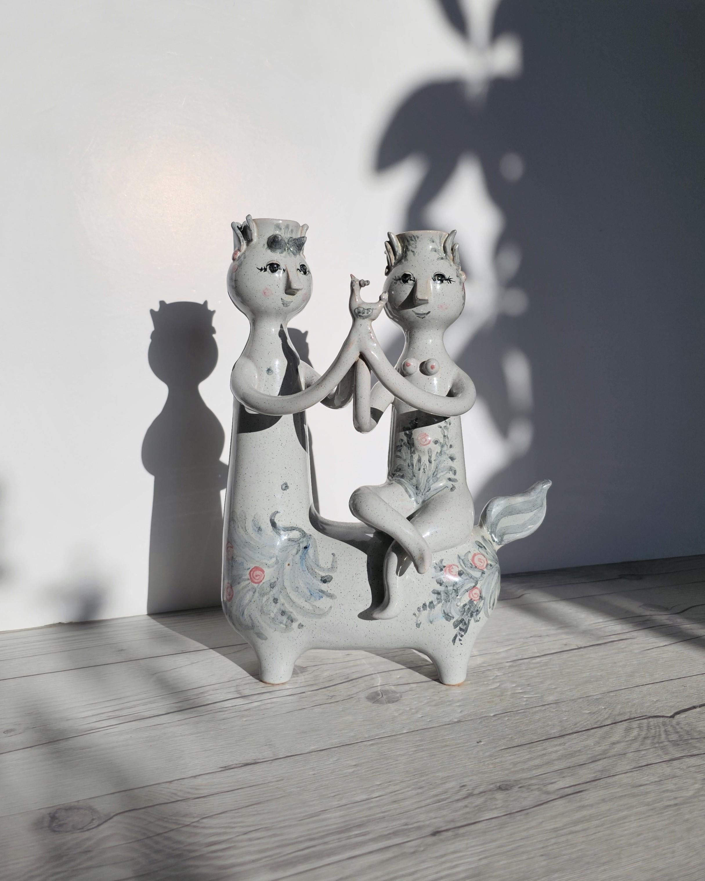 Quest'opera costruita a mano e squisitamente illustrata è opera del celebre illustratore e designer danese di vetro, argento, tessuti e ceramiche Bjorn Wiinblad (nato nel 1918 e morto nel 2006). Sappiamo che questo pezzo è stato maneggiato