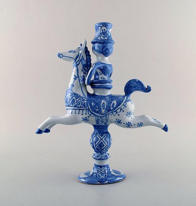 Bjørn Wiinblad figurine from the blue house.
Figure / candlestick rider on horseback with space for a light.
Decoration number L4.
This is from 1974.
Measures: 31 x 25 cm.
Perfect condition.