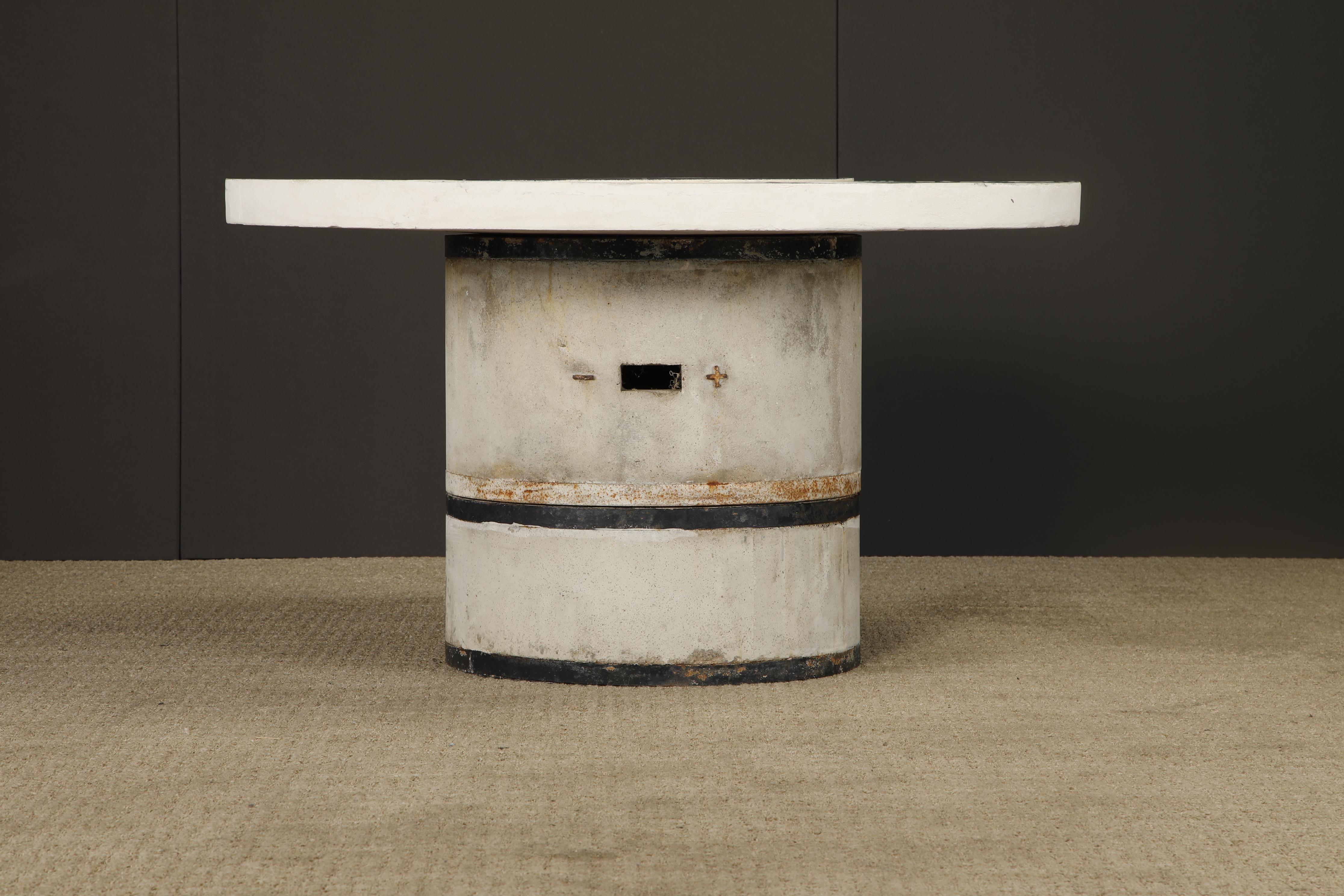 Un exemple frappant de la rare table de gril hibachi de Bjorn Wiinblad pour Rosenthal, Allemagne, vers les années 1960. Conçue comme une pièce maîtresse à la fois fonctionnelle et décorative, la table se compose d'une base cylindrique en grès qui