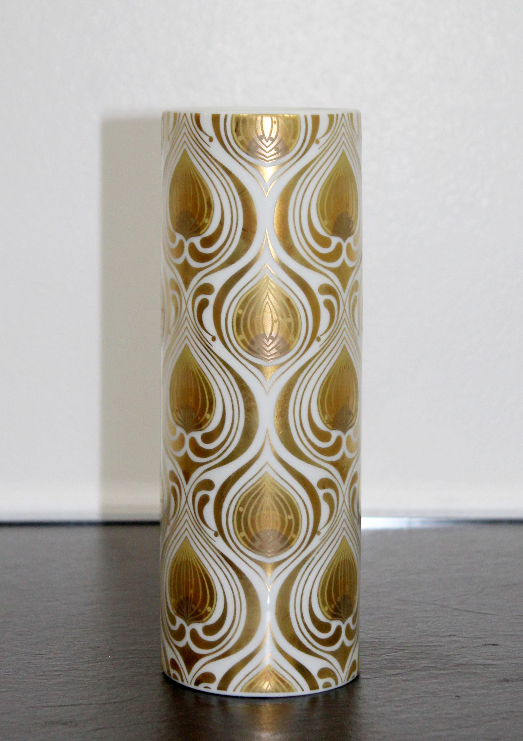 For your consideration is a fantastic, white porcelain vase, with gold leaf, by Bjorn Wiinblad for Rosenthal, made in Germany. In excellent condition. The dimensions are 4