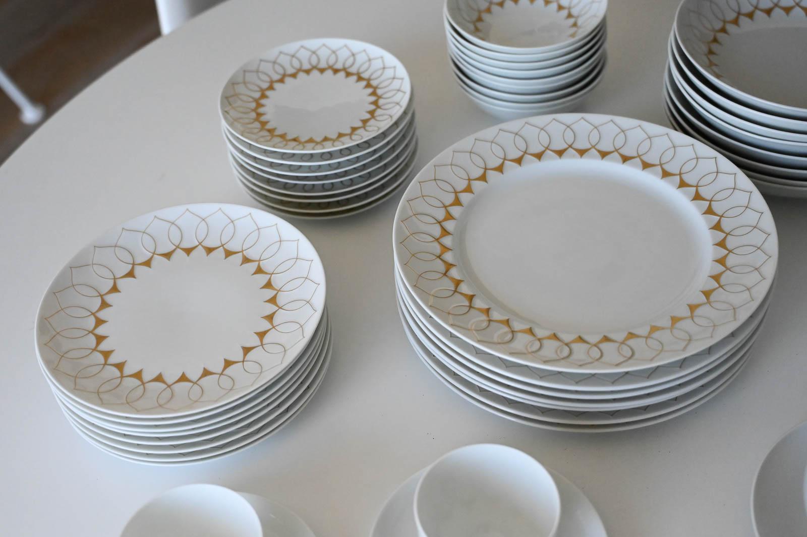 Bjorn Wiinblad for Rosenthal Gold Lotus Silhouette Tableware, Service pour 8 personnes en vente 1