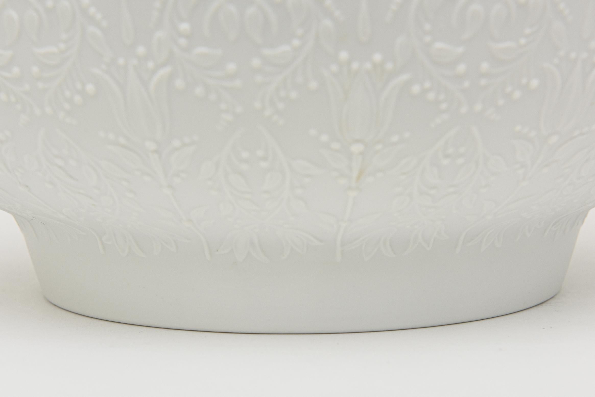 Monumentale Schale aus weißem Biskuitporzellan von Bjorn Wiinblad für Rosenthal Mat (Porzellan) im Angebot