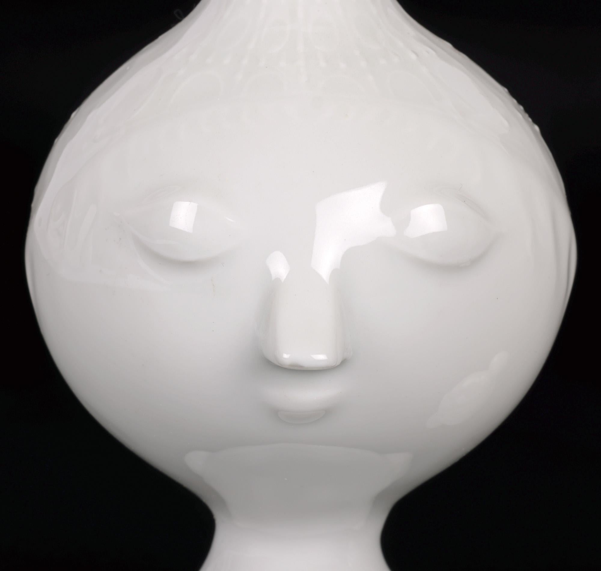 Un exemple très élégant de cette charmante cruche à couvercle en porcelaine de Rosenthal du milieu du siècle dernier, modelée en buste de jeune fille par le célèbre artiste danois Bjorn Wiinblad (1918-2006). Ce pichet en porcelaine blanche finement