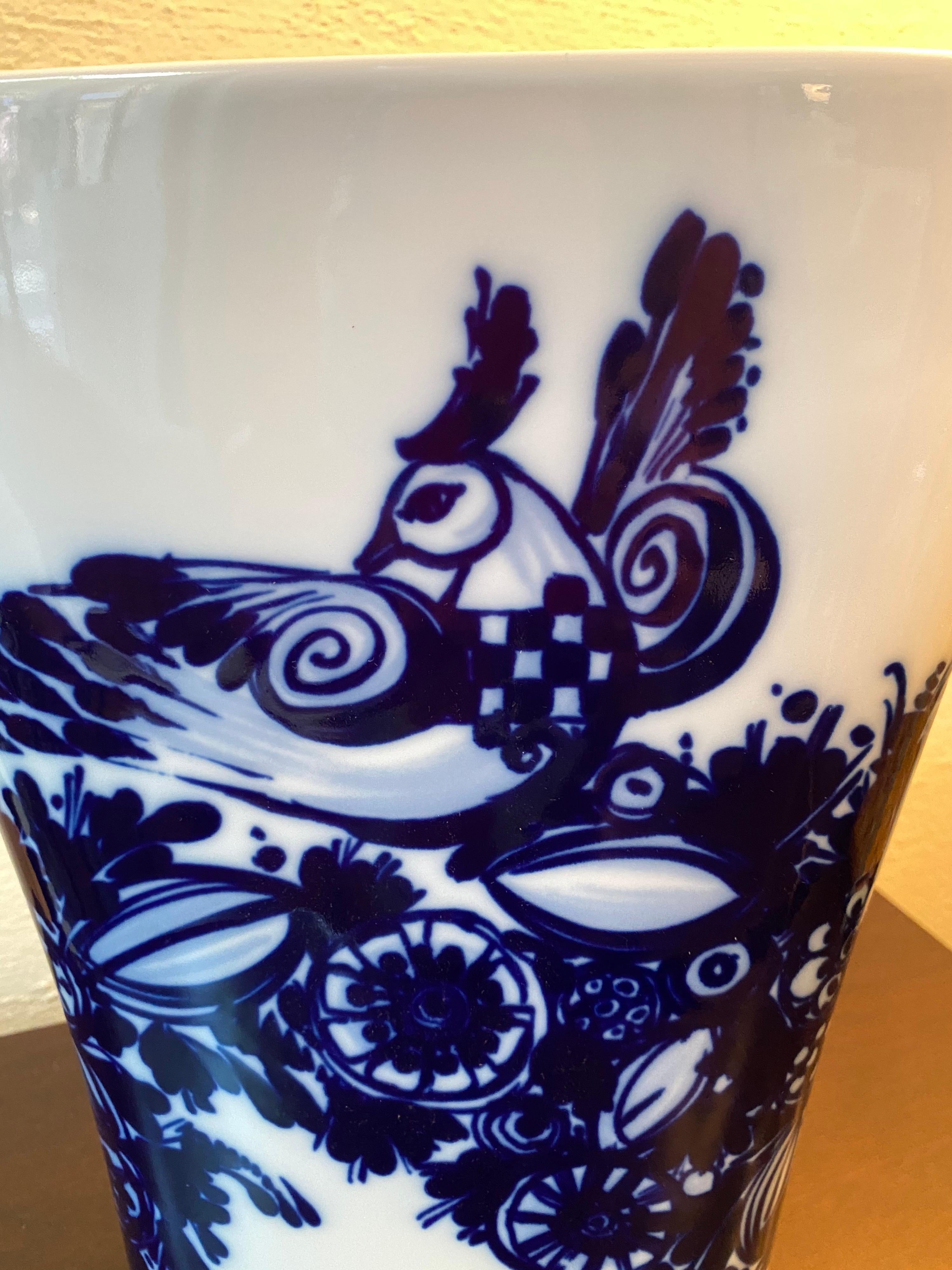 Vase de la ligne Bjorn Wiinblad pour Rosenthal Studio avec un riche motif d'oiseau bleu cobalt.