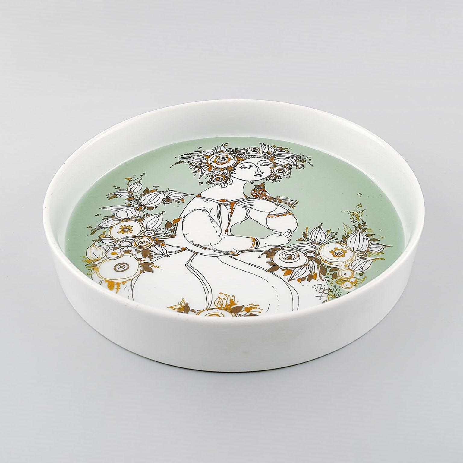 Bjorn Wiinblad for Rosenthal studio-line, gold painting over a light green background, Germany 1970s
Marked to the bottom.
In perfect condition.
Dimensions:
Diameter 25 cm [9.9 in.]
Height 4 cm [1.6 in].