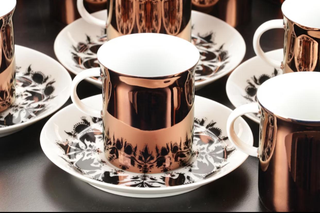 Fünfzigteiliges Kaffee- und Teeservice von Bjorn Wiinblad für Rosenthals Studio Line. Das Set wird 