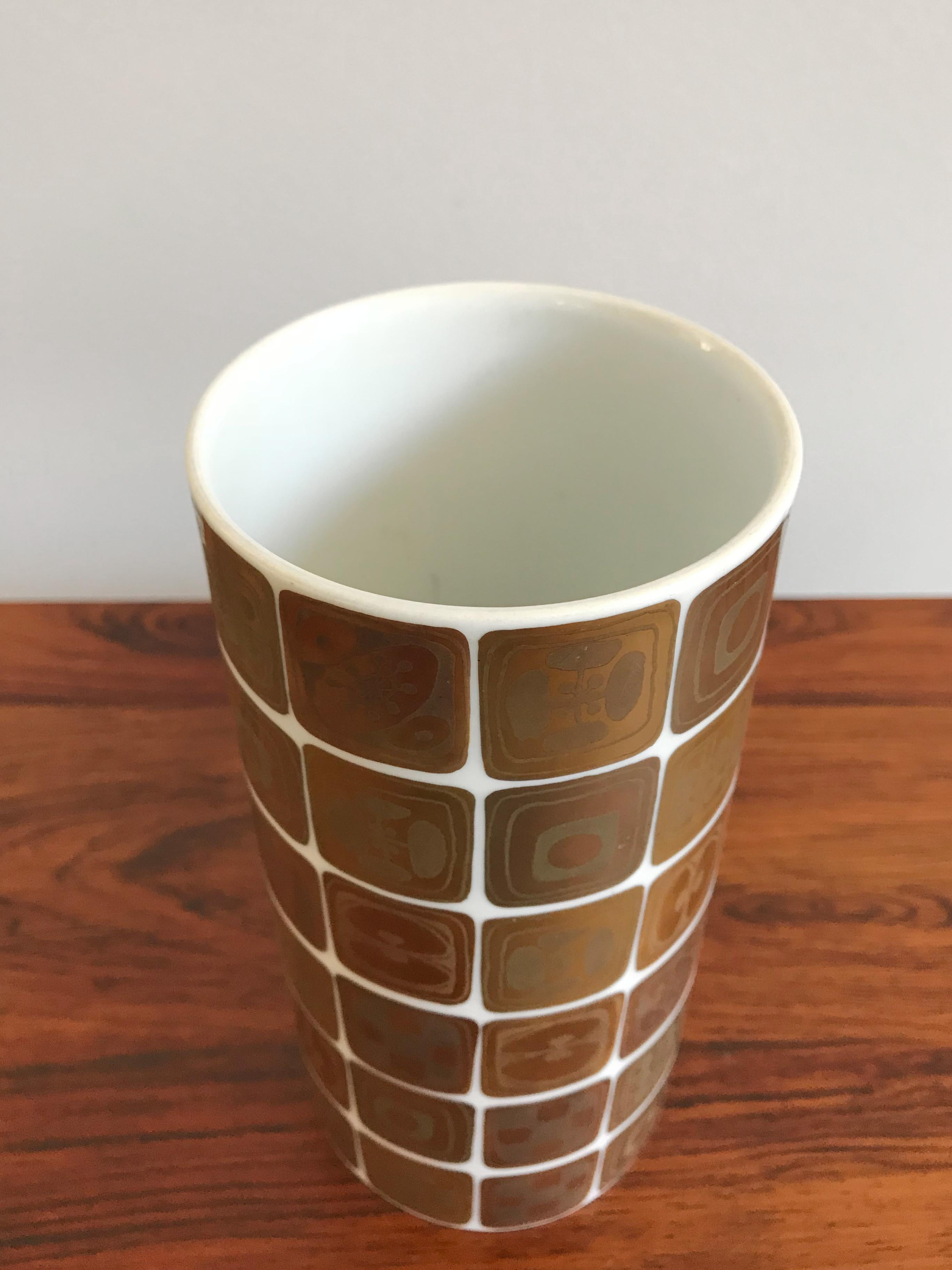 Porcelain Mid-Century Modern vase Quatre Couleurs serie with gold printed decoration designed by Bjorn Wiinblad for Rosenthal Studio Linie, 1960s