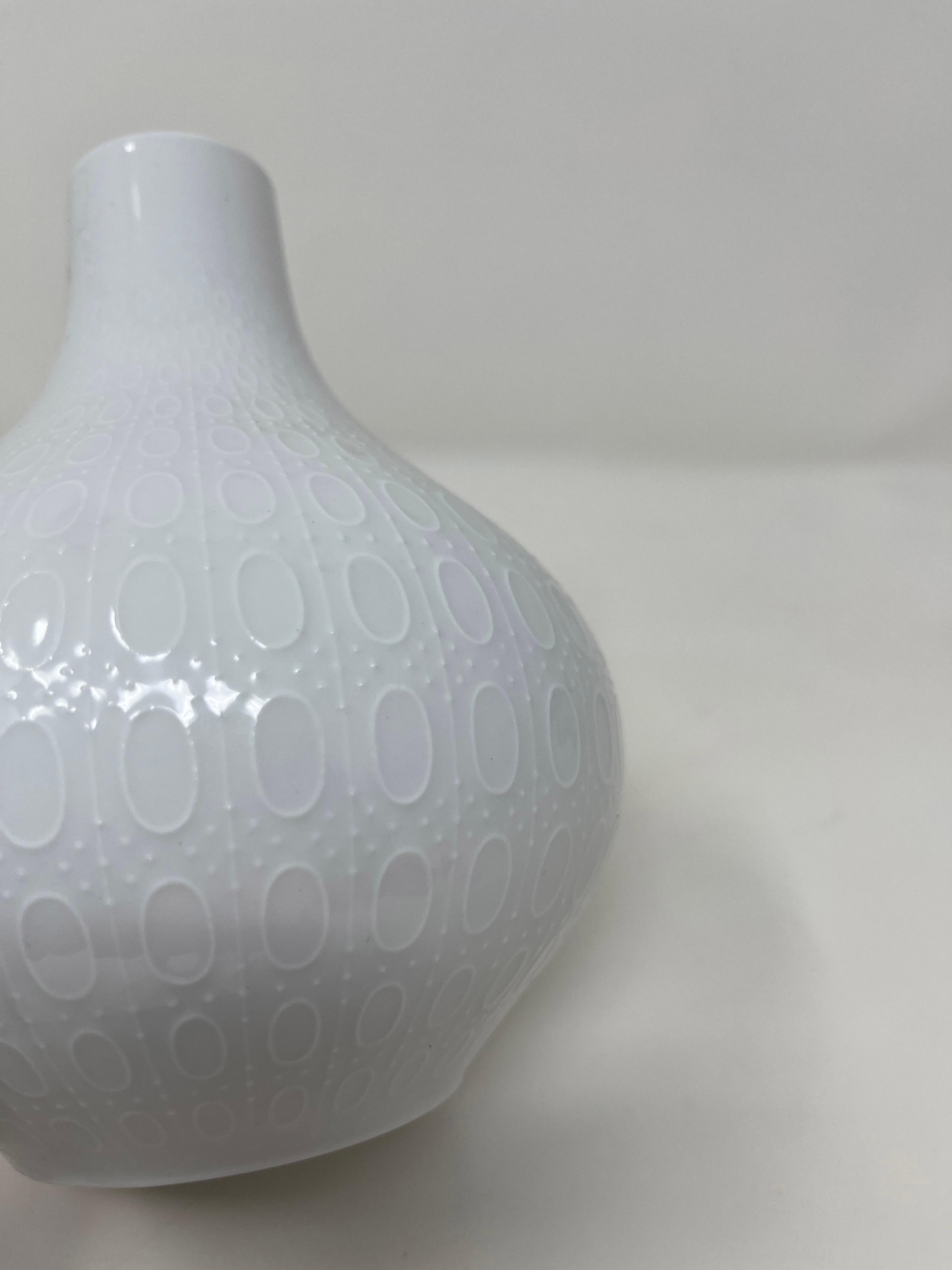 Allemand Vase en porcelaine blanche en relief Bjorn Wiinblad pour Rosenthal avec caractères dorés en vente