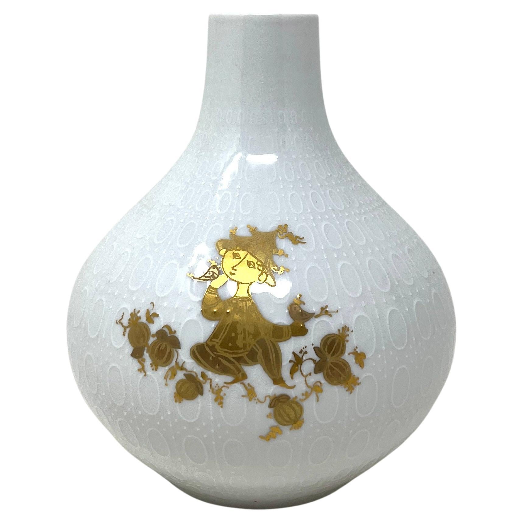 Vaso in porcellana bianca a rilievo di Bjorn Wiinblad per Rosenthal con caratteri dorati