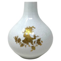 Vaso in porcellana bianca a rilievo di Bjorn Wiinblad per Rosenthal con caratteri dorati
