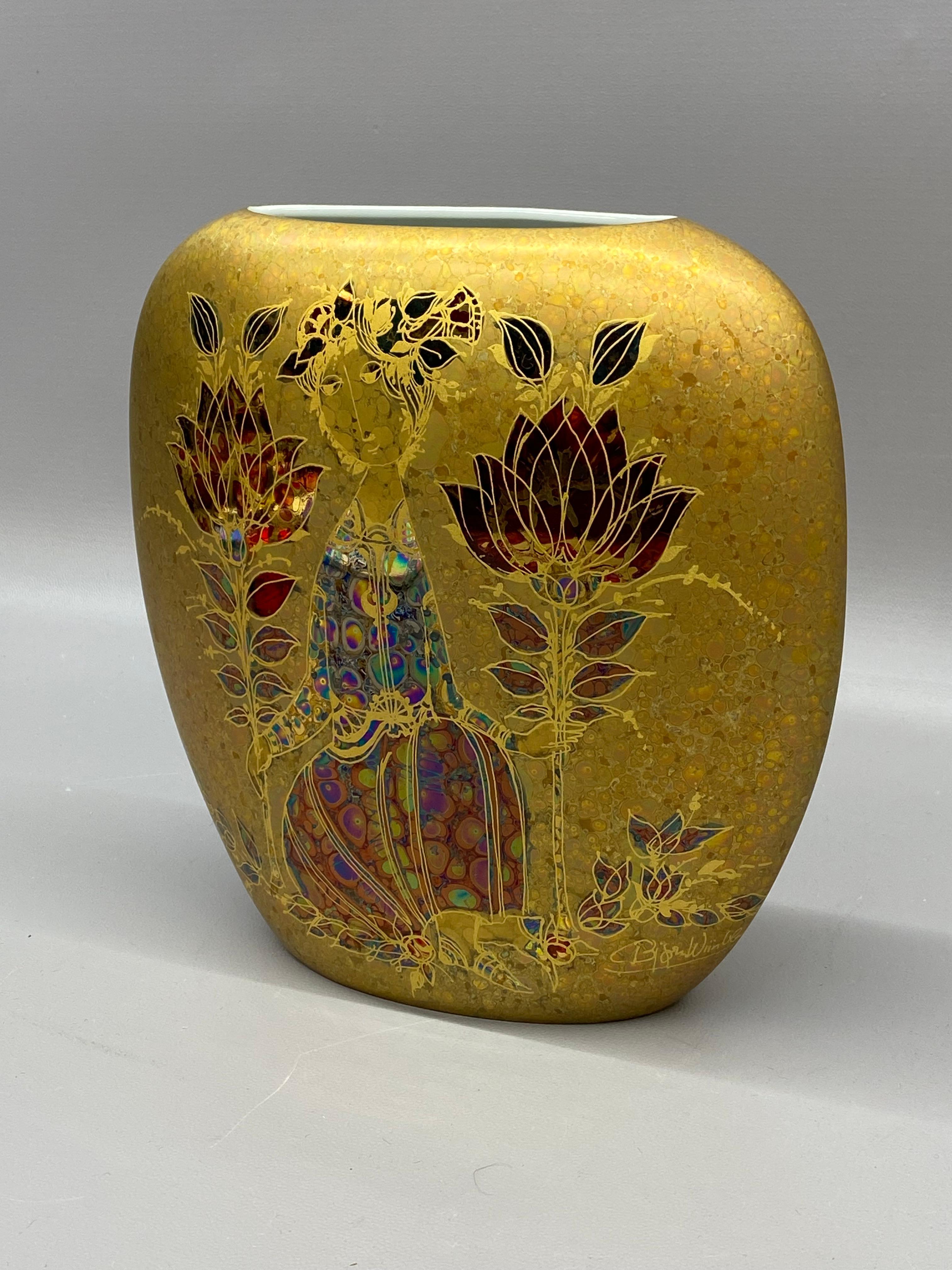 Mid-Century moderno Bjorn Wiinblad Rosenthal Porcelain Gold Glaze Shammuramat Series Pillow Vase in vendita