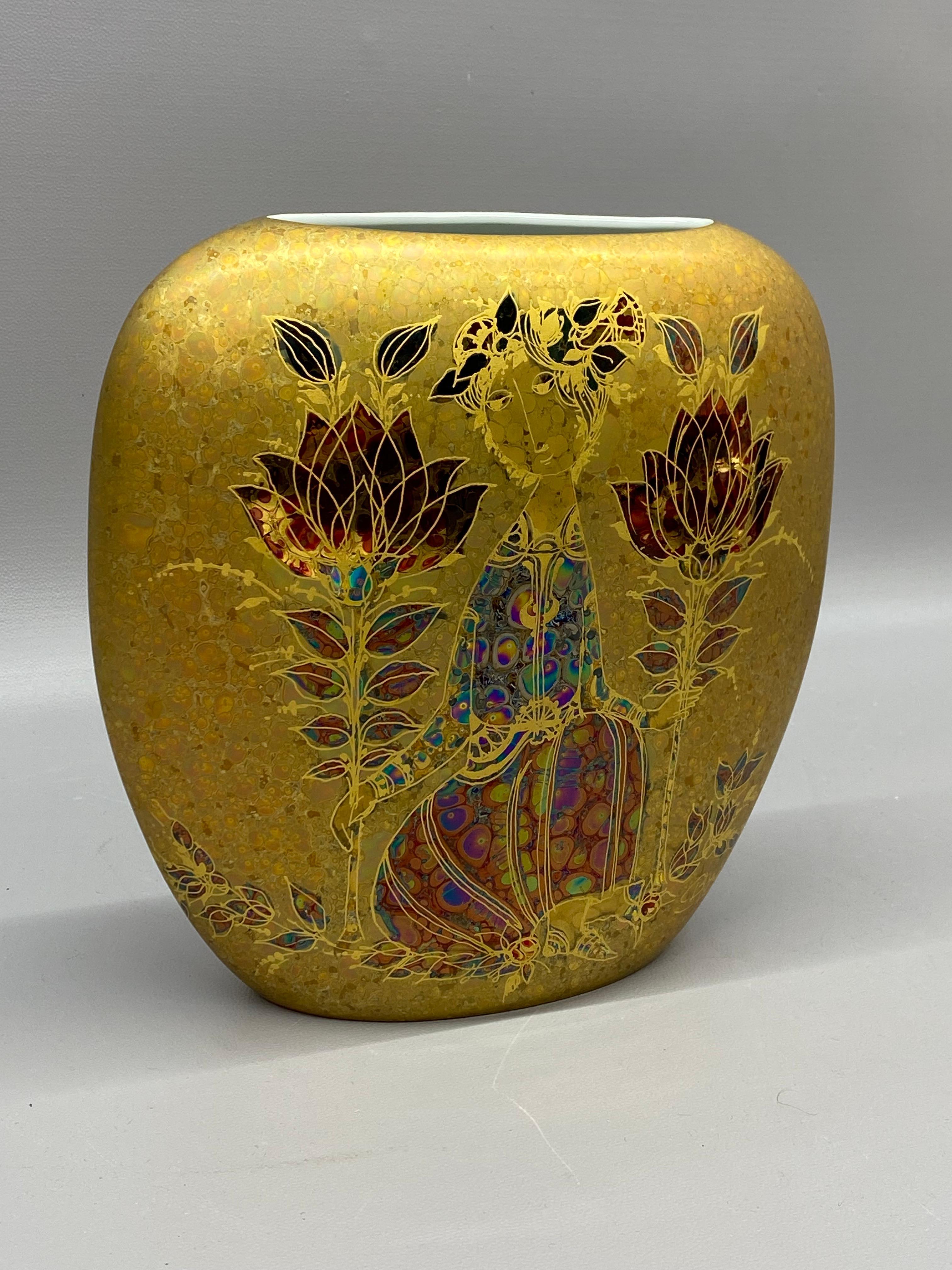 Tedesco Bjorn Wiinblad Rosenthal Porcelain Gold Glaze Shammuramat Series Pillow Vase in vendita