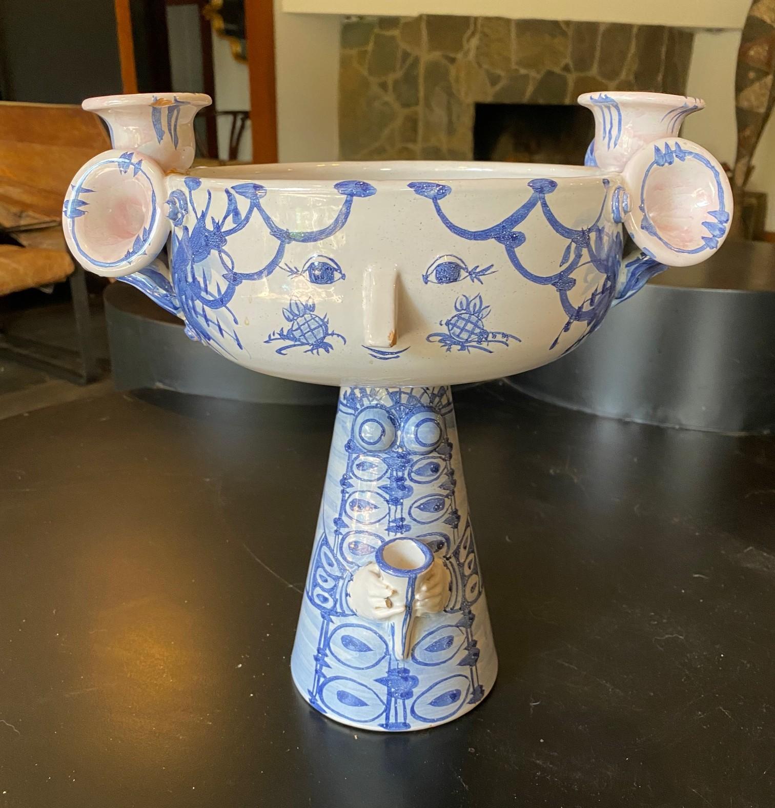 Maravilloso candelabro/vaso/escultura de cerámica esmaltada del afamado danés-escandinavo  el alfarero/artista Bjorn Wiinblad (1918-2006), universalmente conocido por sus caprichosas ilustraciones y diseños cerámicos, a menudo con sus